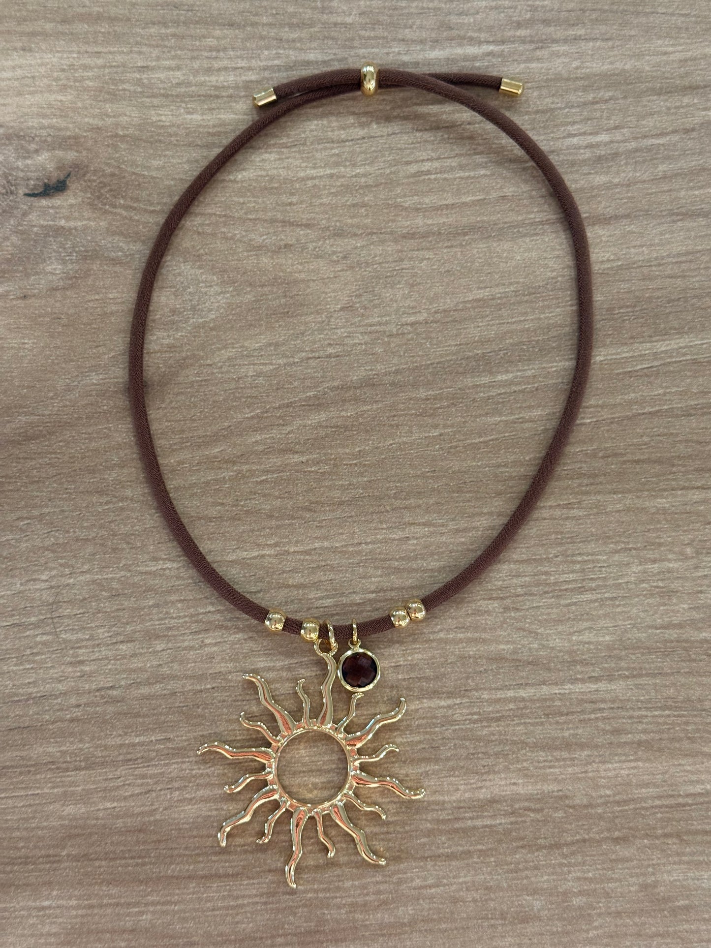 COLLAR SOL ☀️ CON BRILLANTE MULTICOLOR