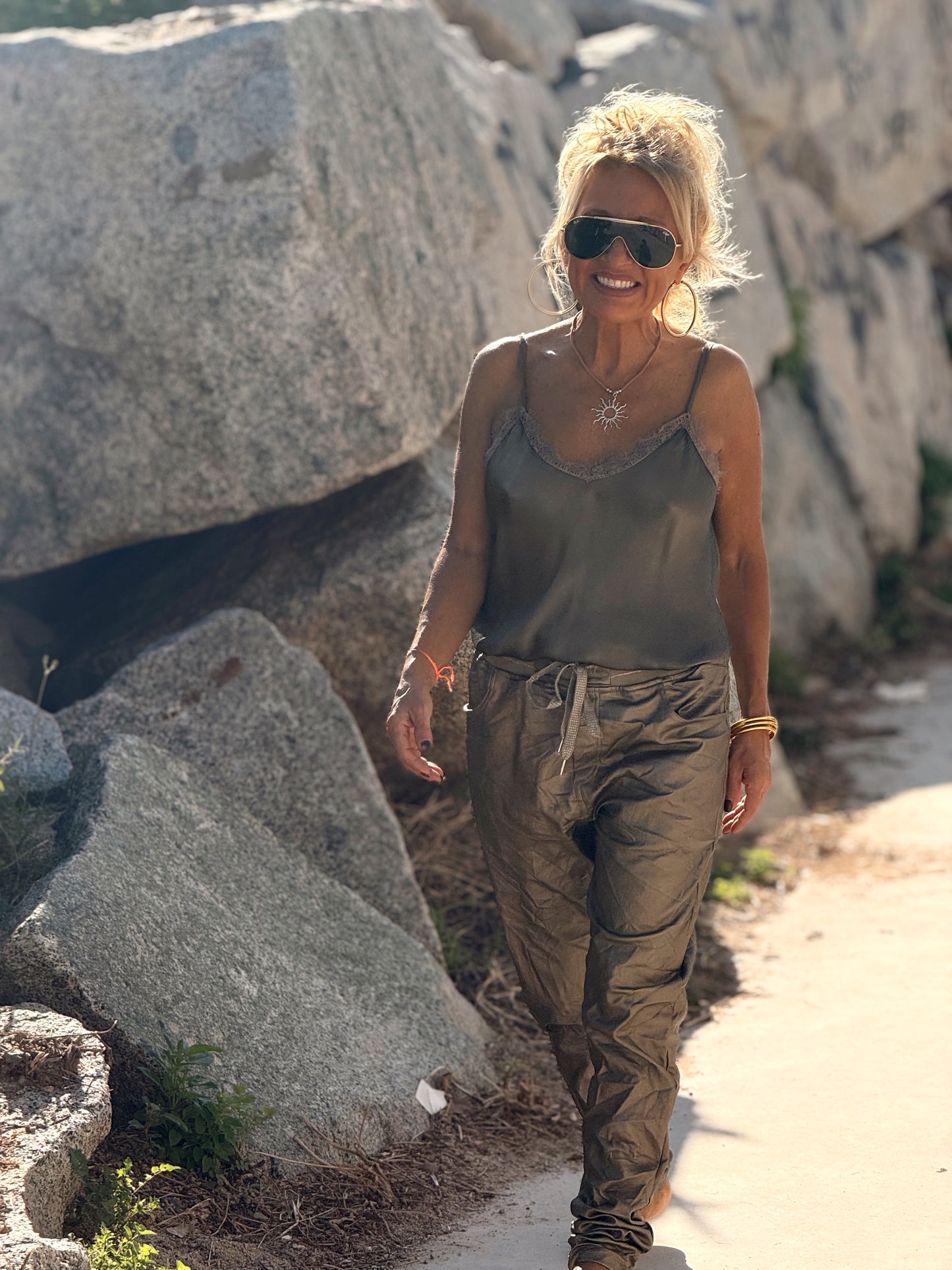 PANTALON CON GOMA ECOPIEL MULTICOLOR