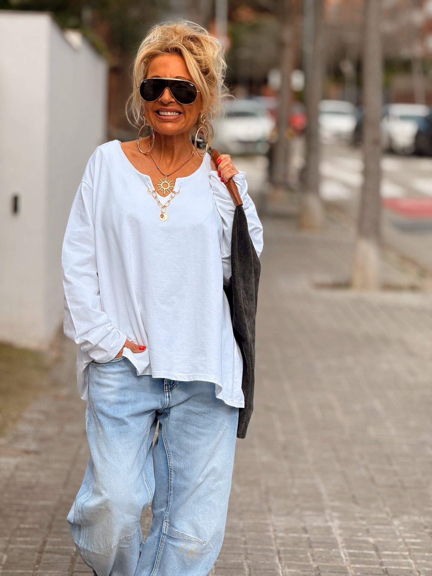 SUDADERA OVERSIZE CON CADENA LETRA CON BRILLANTE BRIGITTE MULTICOLOR