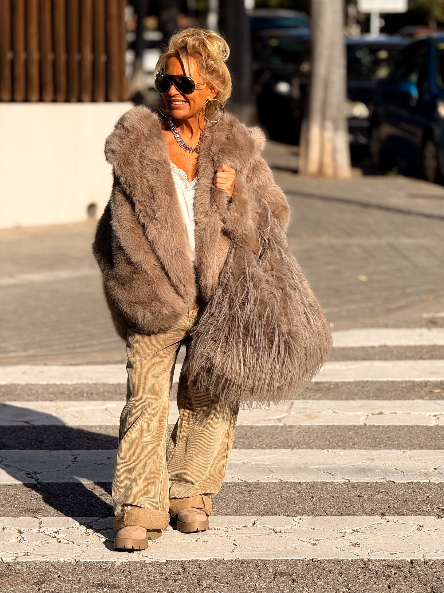 CHAQUETA CON CAPUCHA PELO SINTÉTICO MULTICOLOR