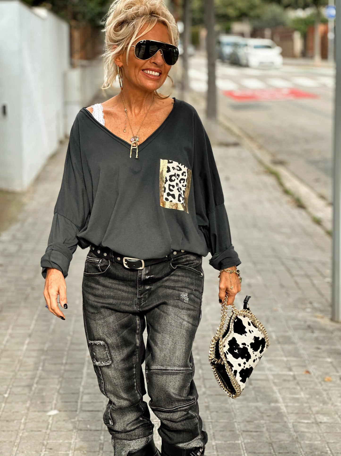 CAMISETA OVERSIZE CON BOLSILLO ANIMAL PRINT