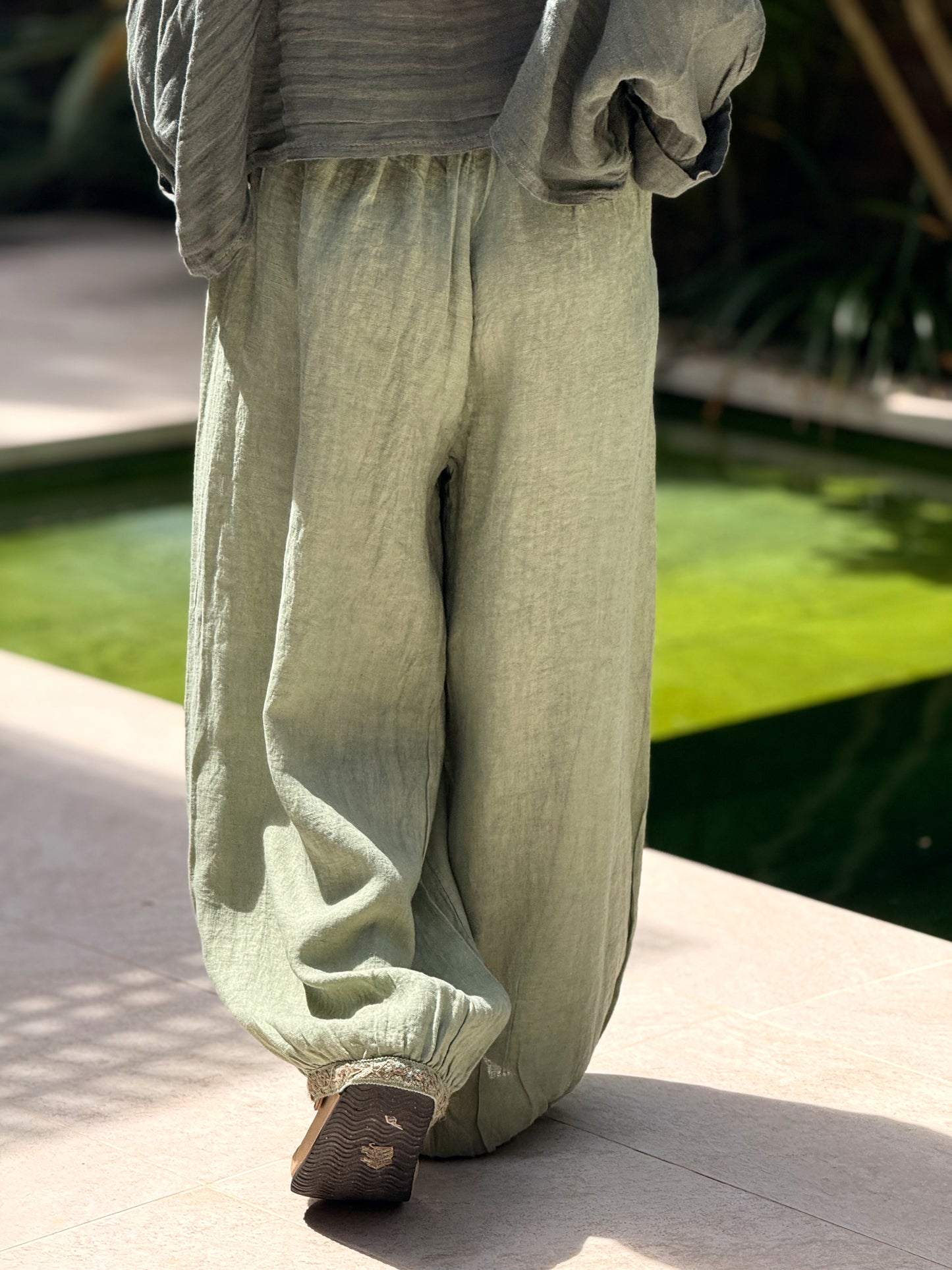 PANTALON OVERSIZE CON ENCAJE MULTICOLOR