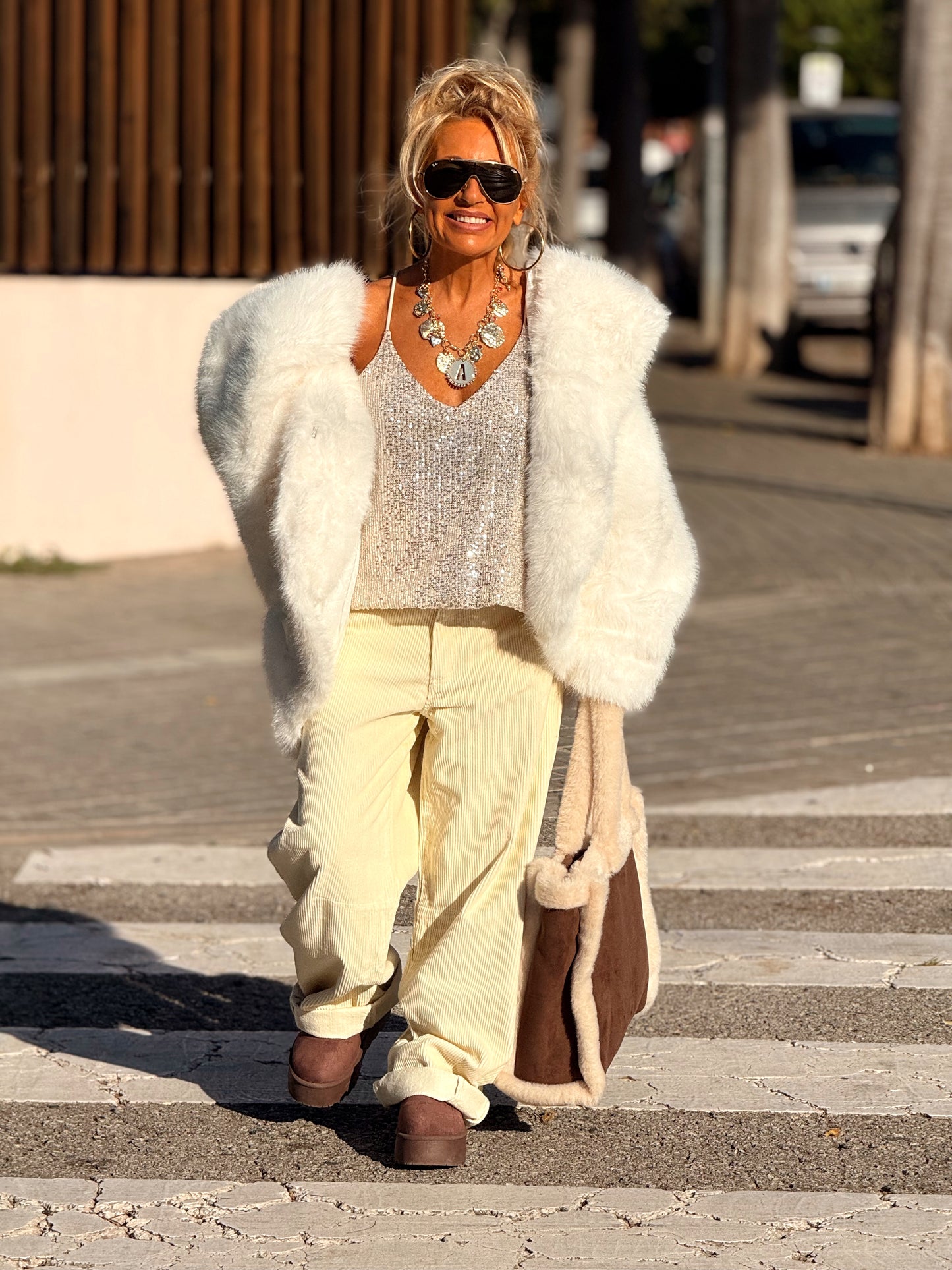 CHAQUETA CON CAPUCHA PELO SINTÉTICO MULTICOLOR