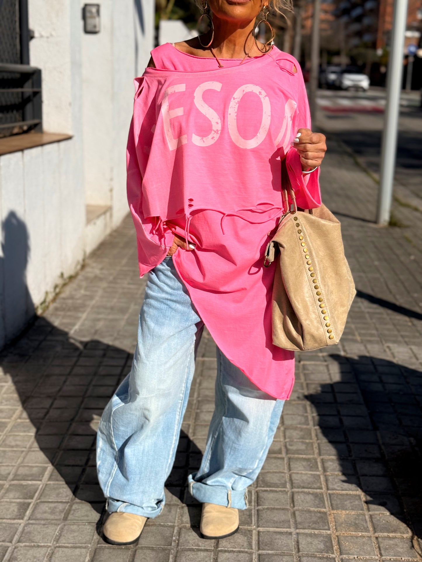 CAMISETA CORTA LETRAS CON AGUJEROS MULTICOLOR