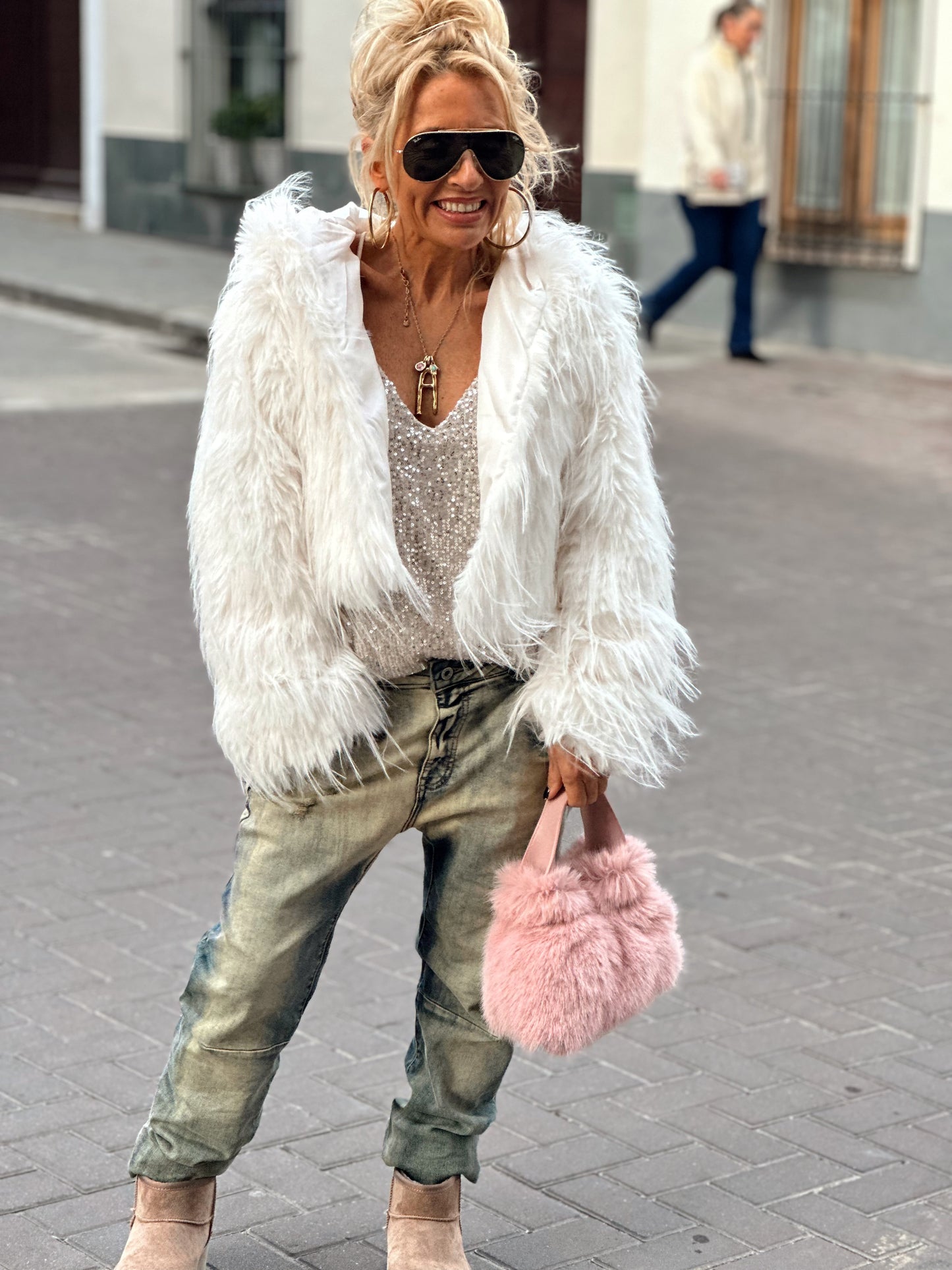 CHAQUETA CORTA  DE PELO SINTÉTICO CON CAPUCHA BLANCO