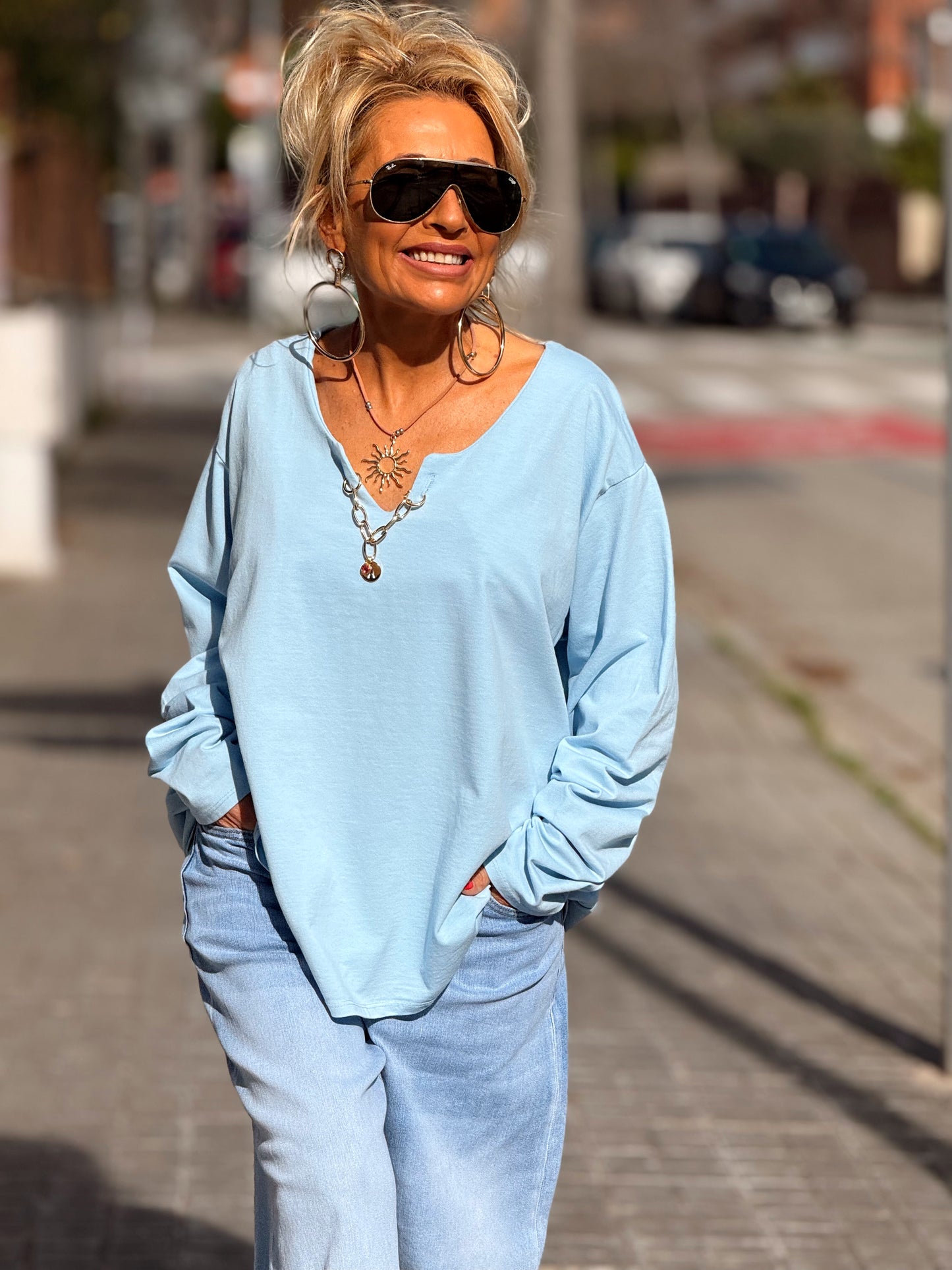 SUDADERA OVERSIZE CON CADENA LETRA CON BRILLANTE BRIGITTE MULTICOLOR