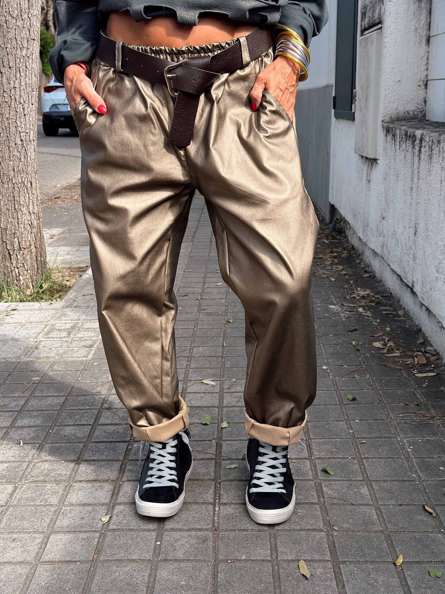 PANTALON BRILLANTE CON CINTURÓN BRONCE