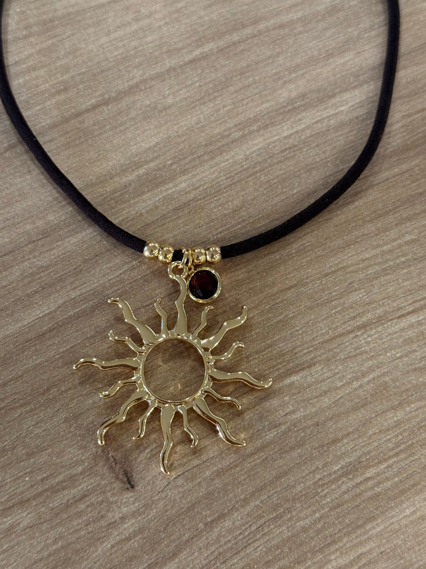 COLLAR SOL ☀️ CON BRILLANTE MULTICOLOR