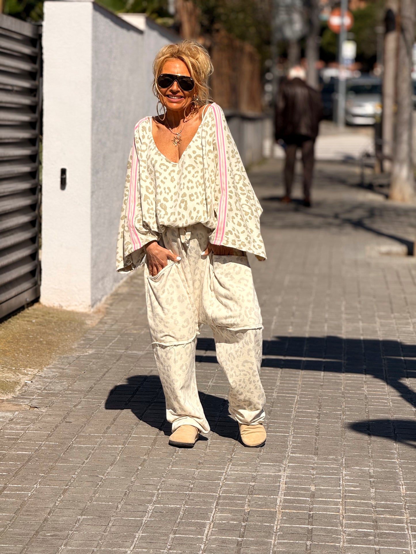 SUDADERA OVERSIZE CON LATERAL ROSA ANIMAL PRINT BEIGE