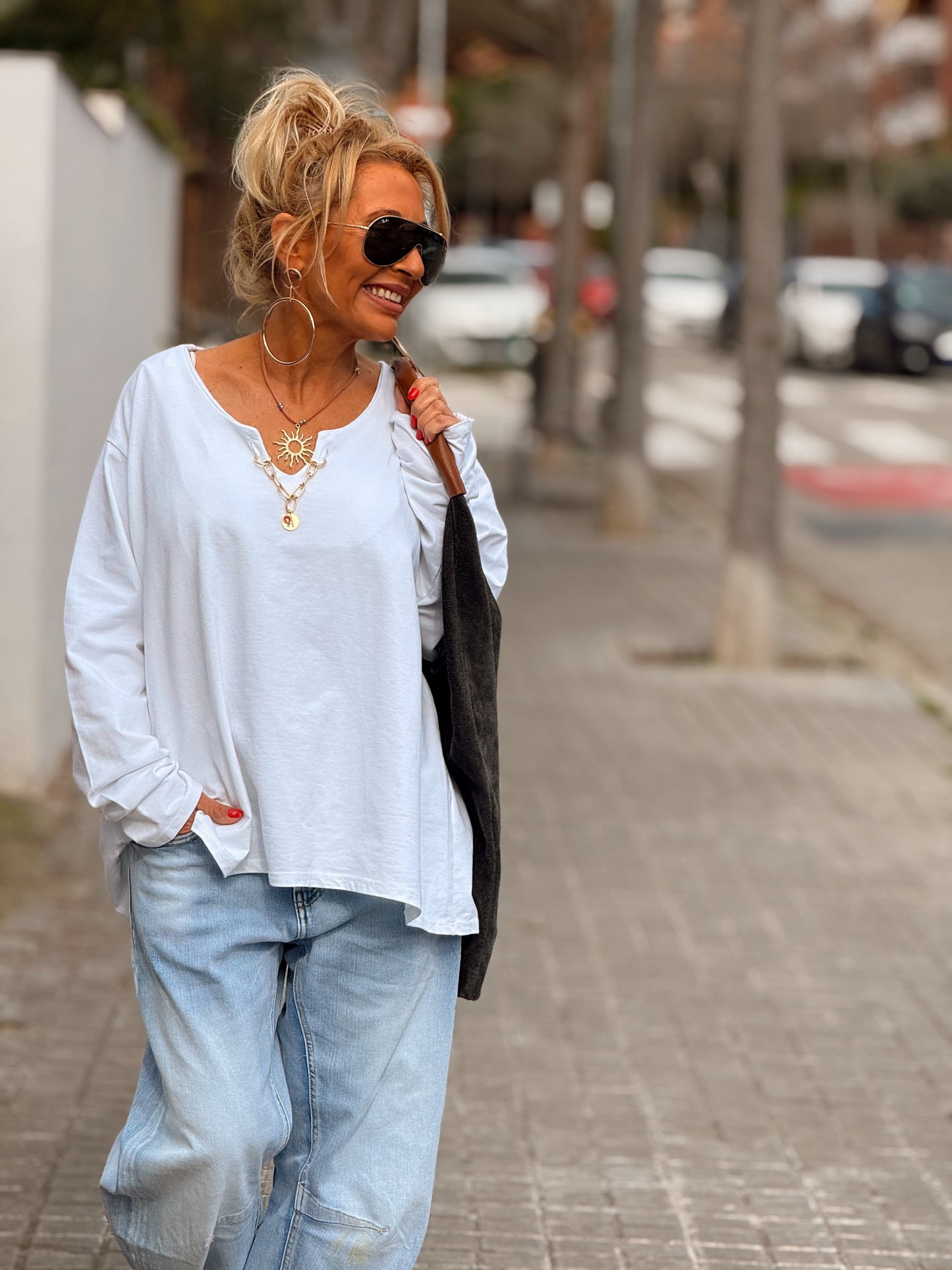 SUDADERA OVERSIZE CON CADENA LETRA CON BRILLANTE BRIGITTE MULTICOLOR