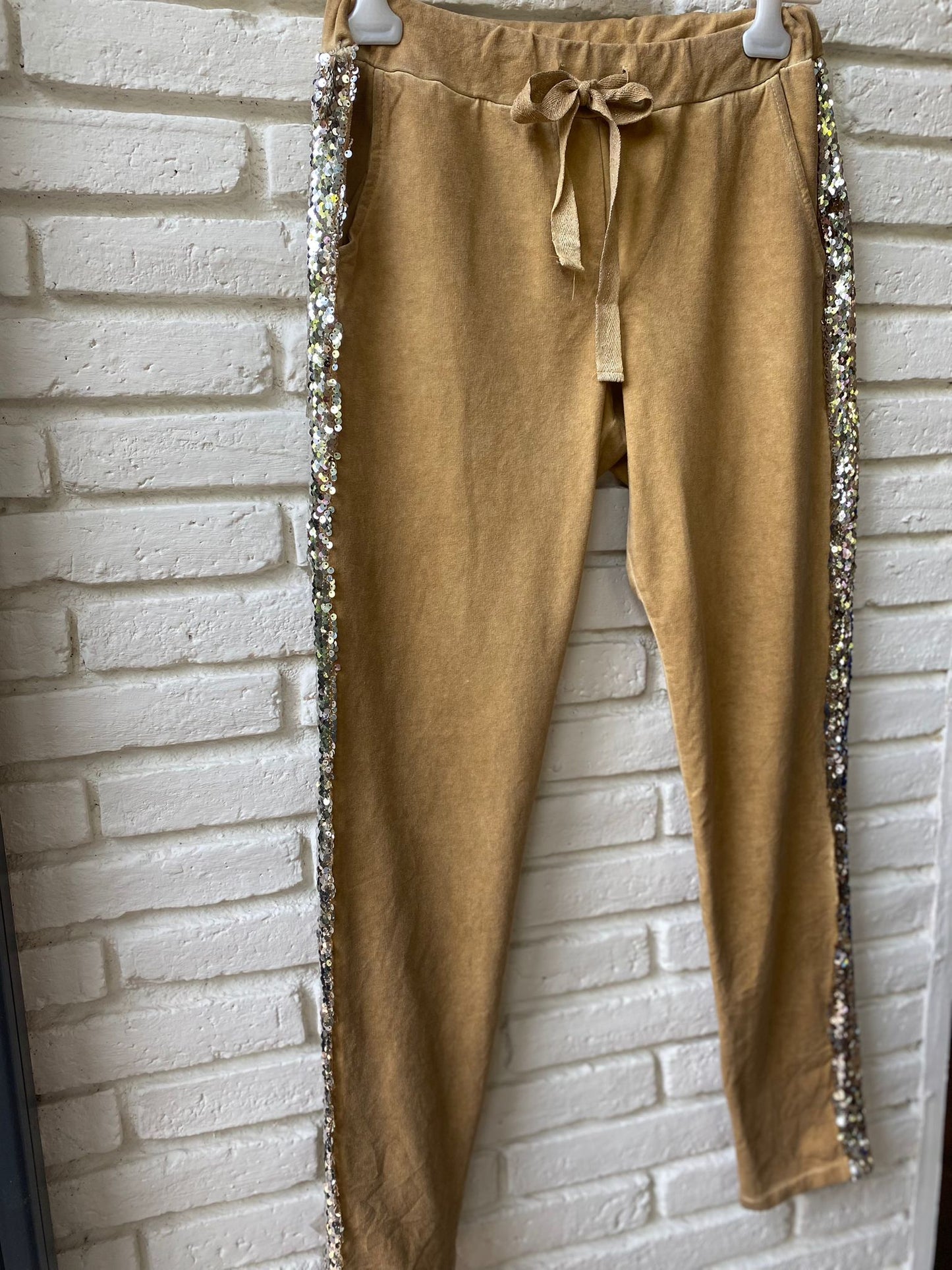 PANTALON CON BANDA BRILLANTE MOSTAZA