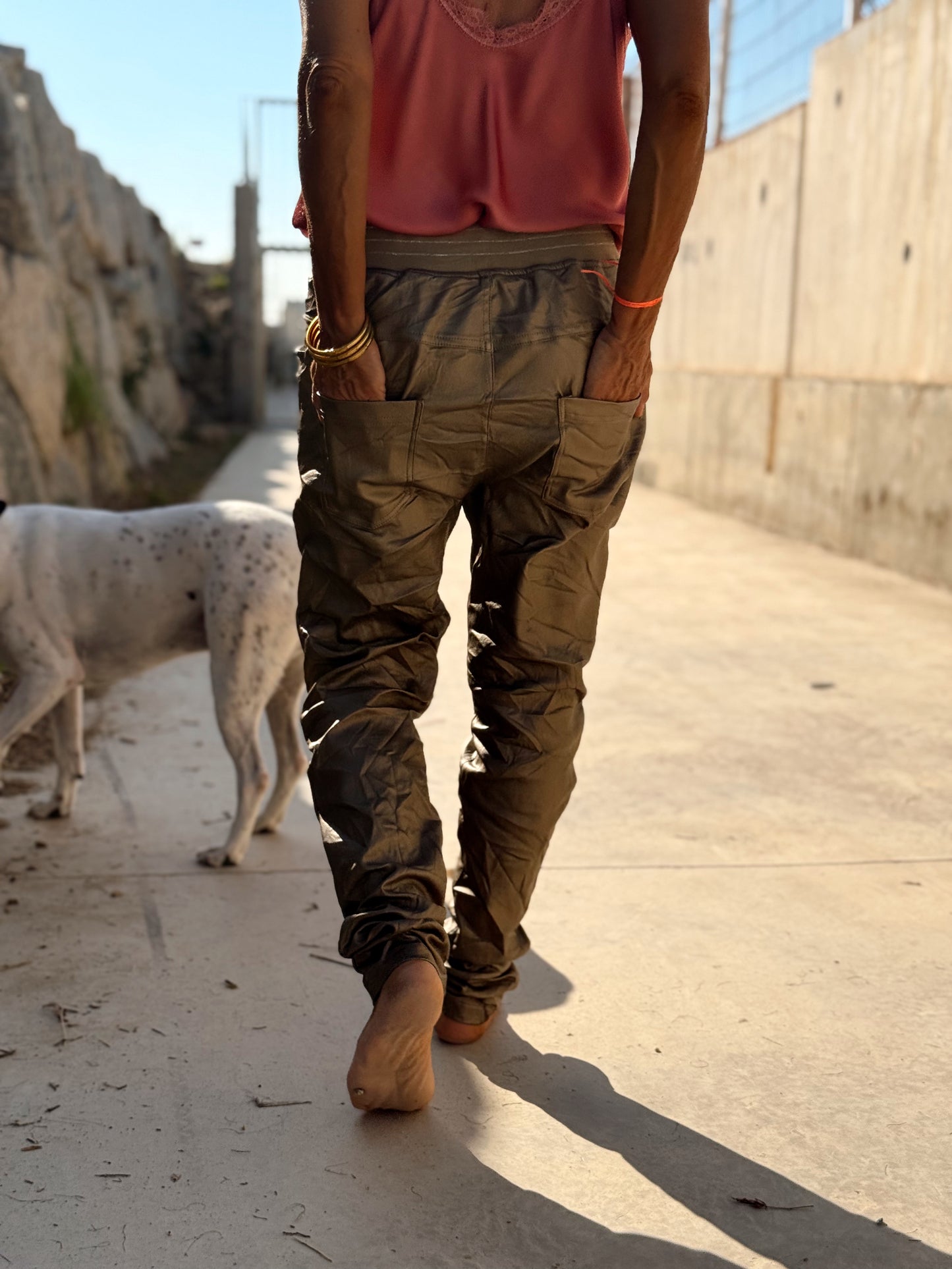 PANTALON CON GOMA ECOPIEL MULTICOLOR