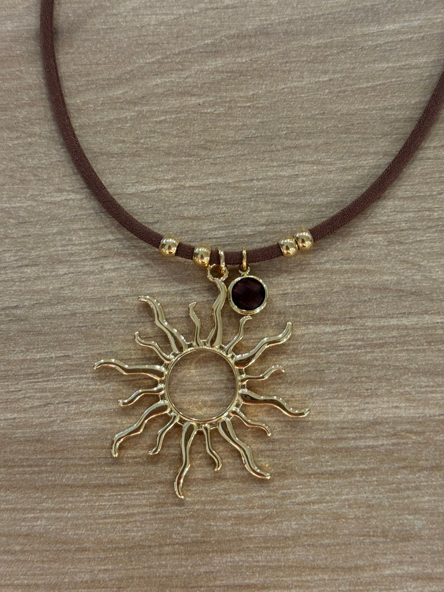 COLLAR SOL ☀️ CON BRILLANTE MULTICOLOR