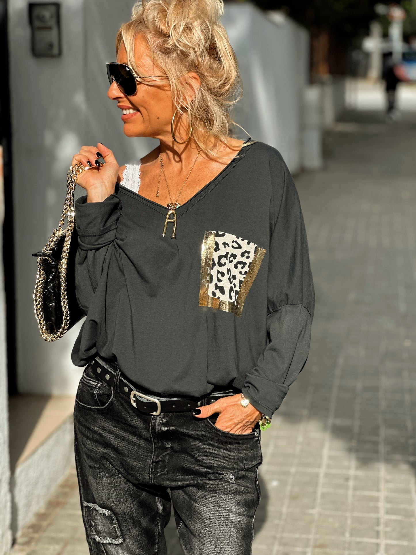 CAMISETA OVERSIZE CON BOLSILLO ANIMAL PRINT