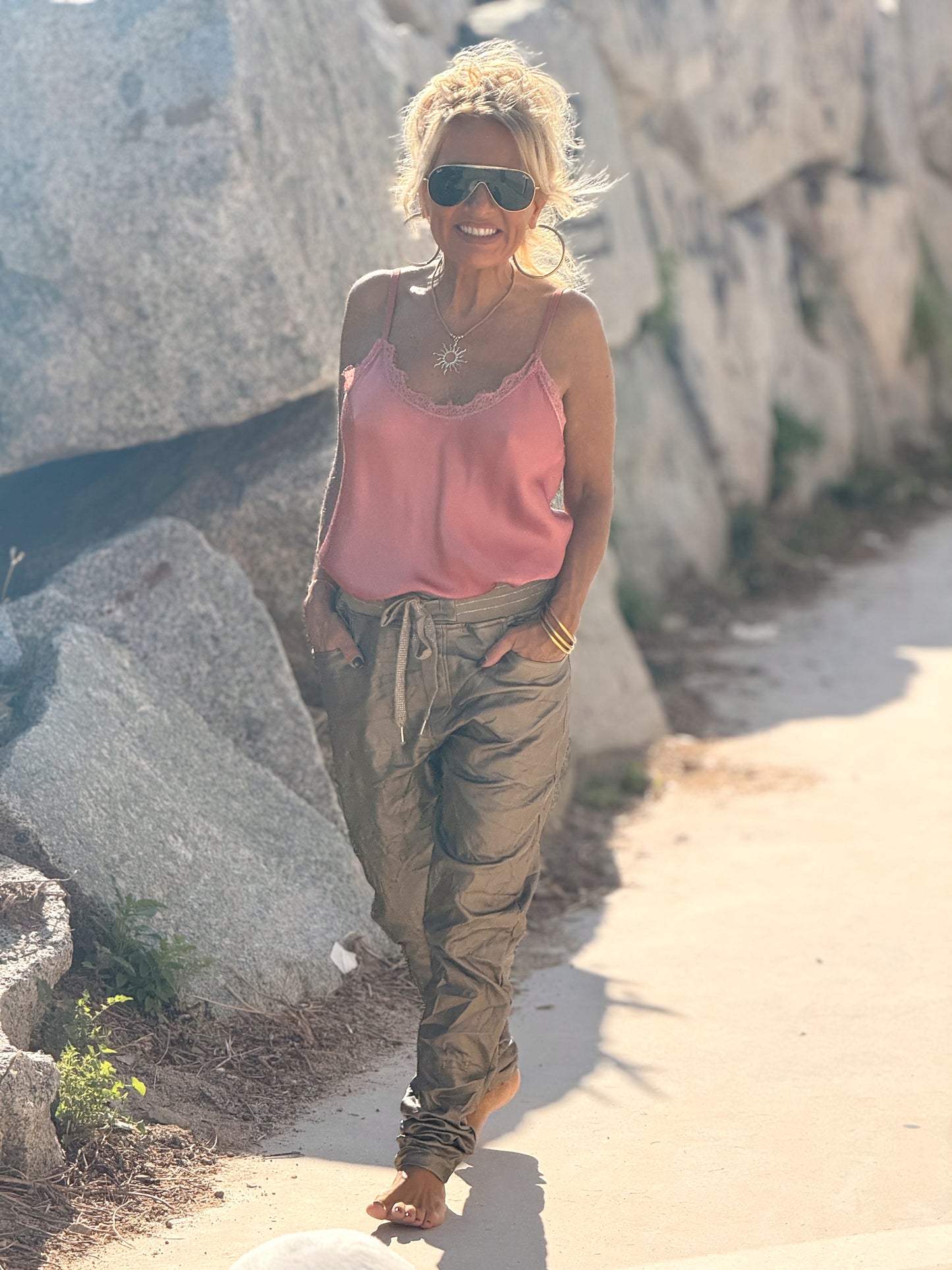 PANTALON CON GOMA ECOPIEL MULTICOLOR