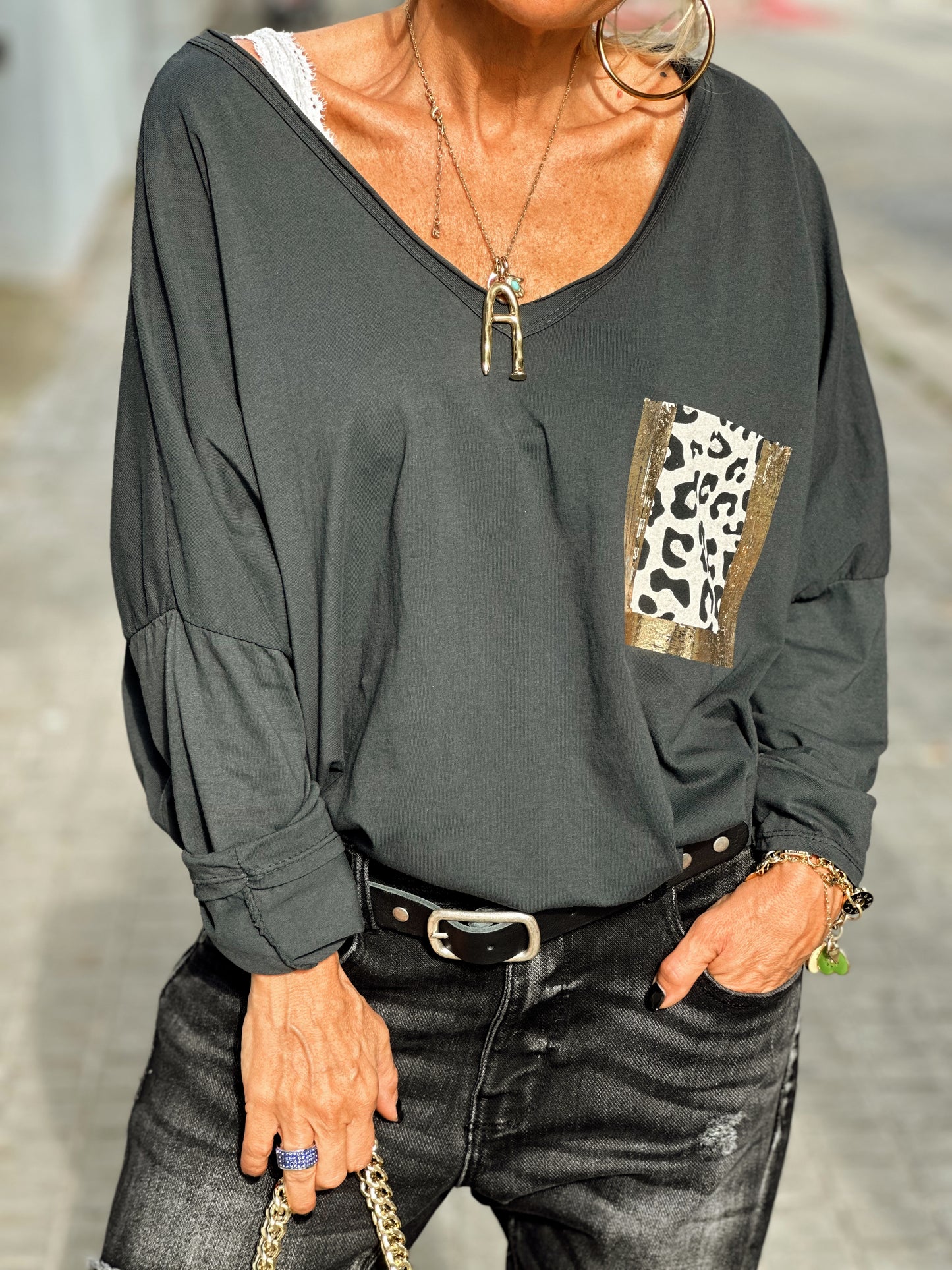 CAMISETA OVERSIZE CON BOLSILLO ANIMAL PRINT