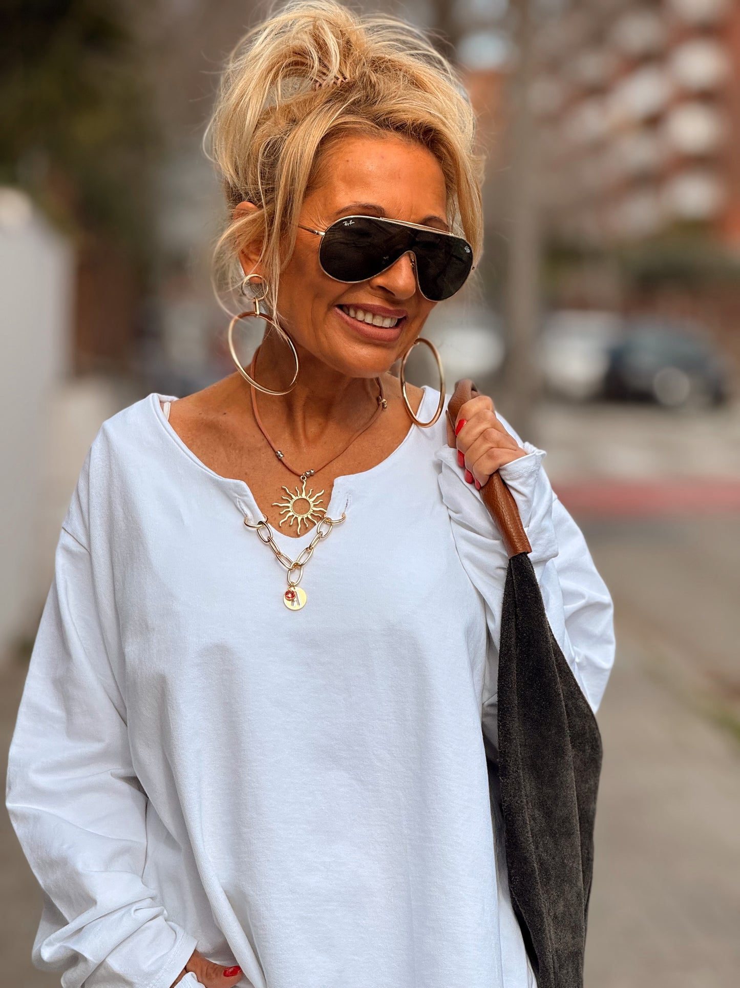 SUDADERA OVERSIZE CON CADENA LETRA CON BRILLANTE BRIGITTE MULTICOLOR