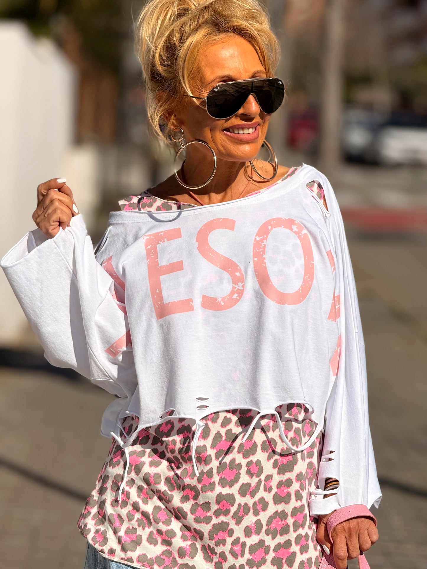 CAMISETA CORTA LETRAS CON AGUJEROS MULTICOLOR