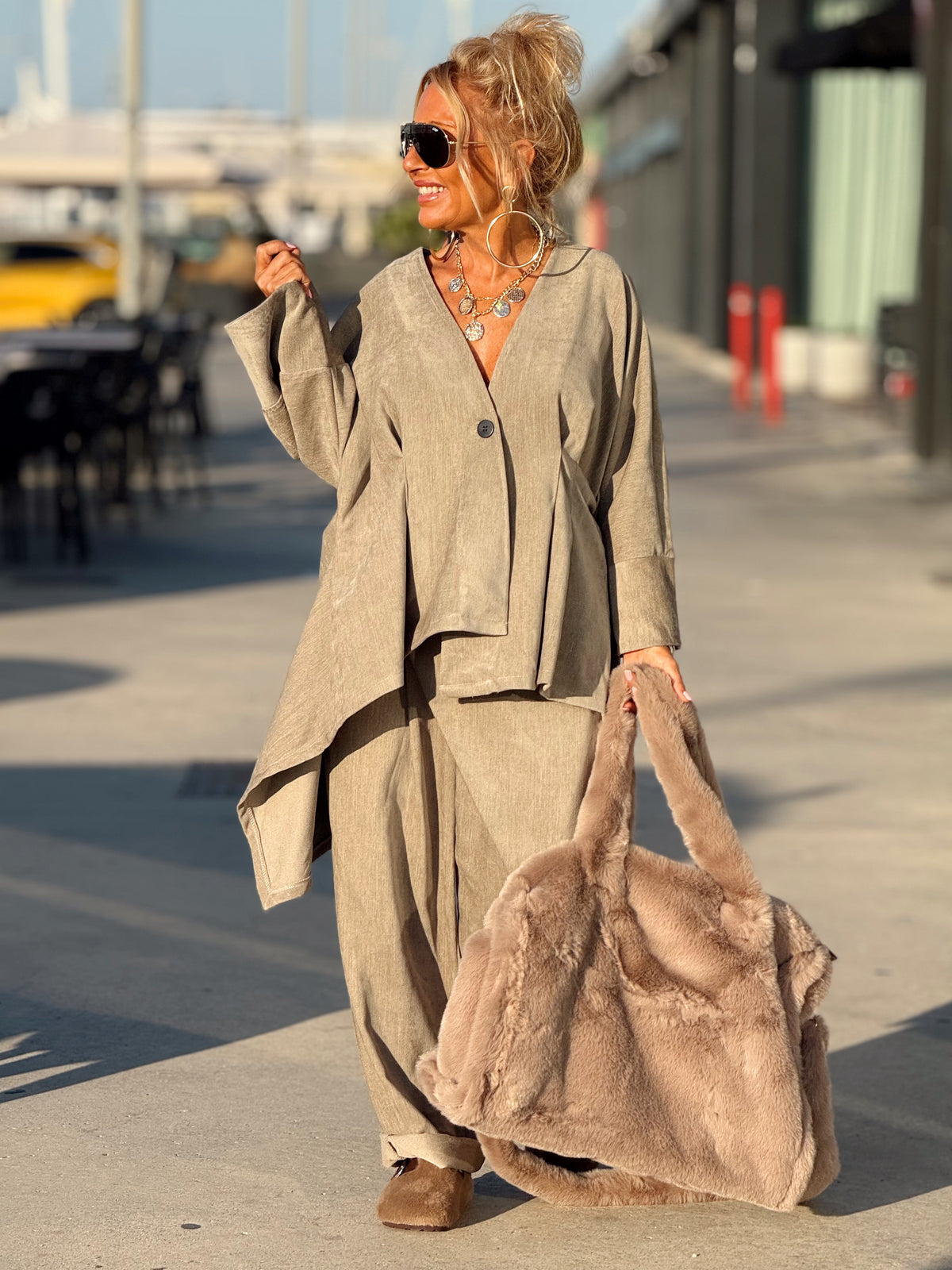 CONJUNTO CHAQUETA ASIMÉTRICA- PANTALON TERCIOPELO TOPO
