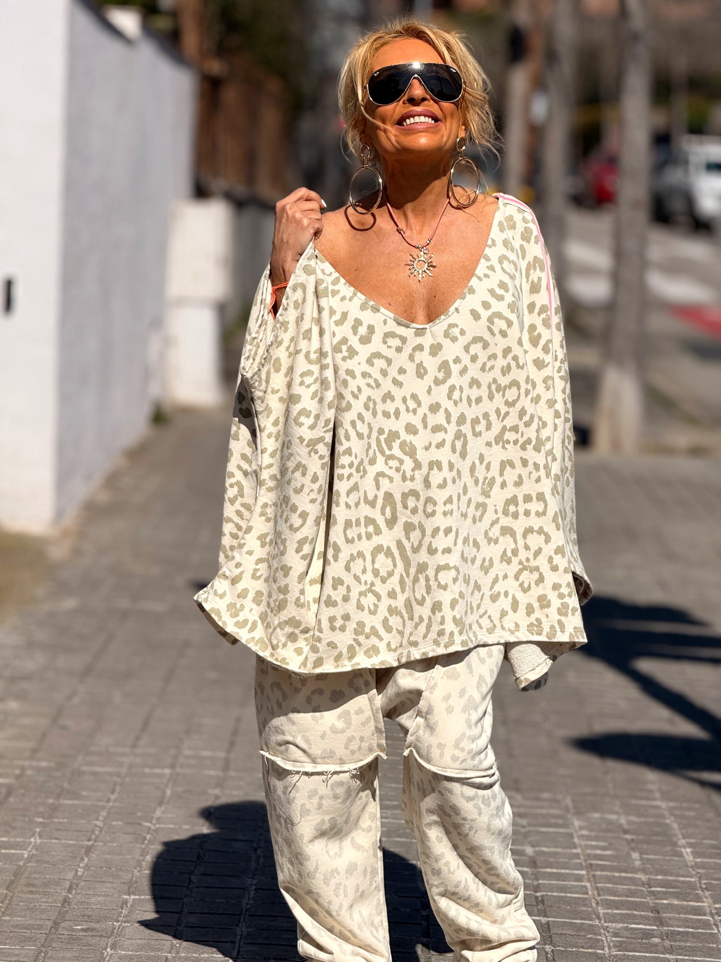 SUDADERA OVERSIZE CON LATERAL ROSA ANIMAL PRINT BEIGE