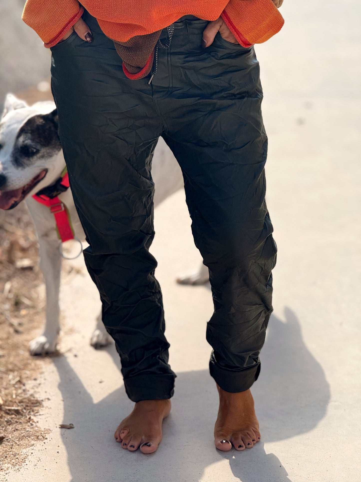 PANTALON CON GOMA ECOPIEL MULTICOLOR