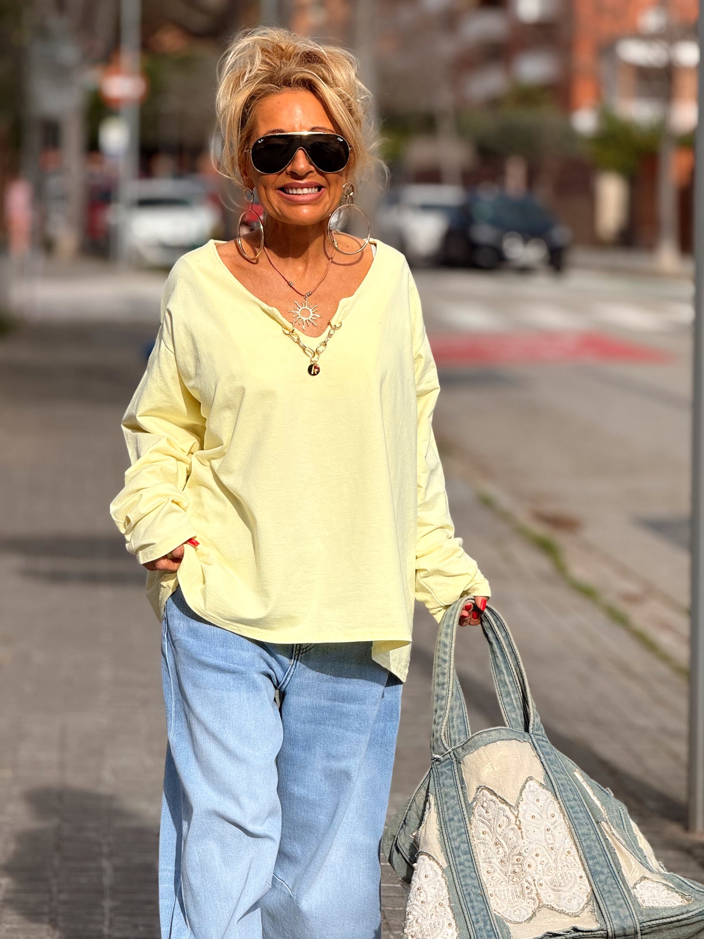 SUDADERA OVERSIZE CON CADENA LETRA CON BRILLANTE BRIGITTE MULTICOLOR