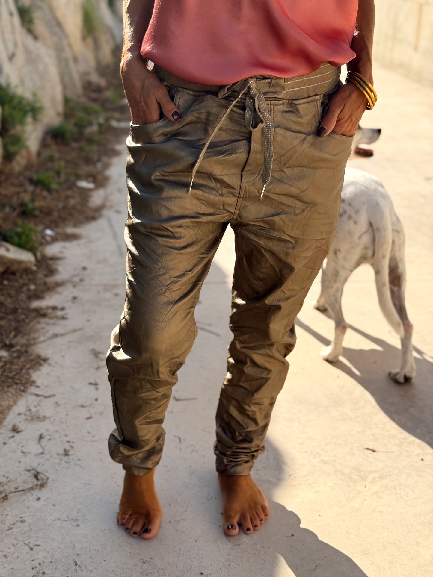 PANTALON CON GOMA ECOPIEL MULTICOLOR