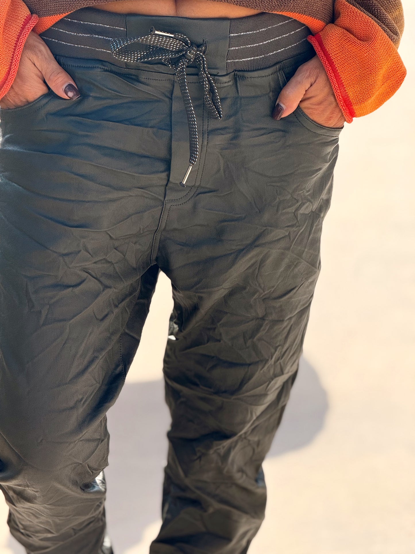 PANTALON CON GOMA ECOPIEL MULTICOLOR