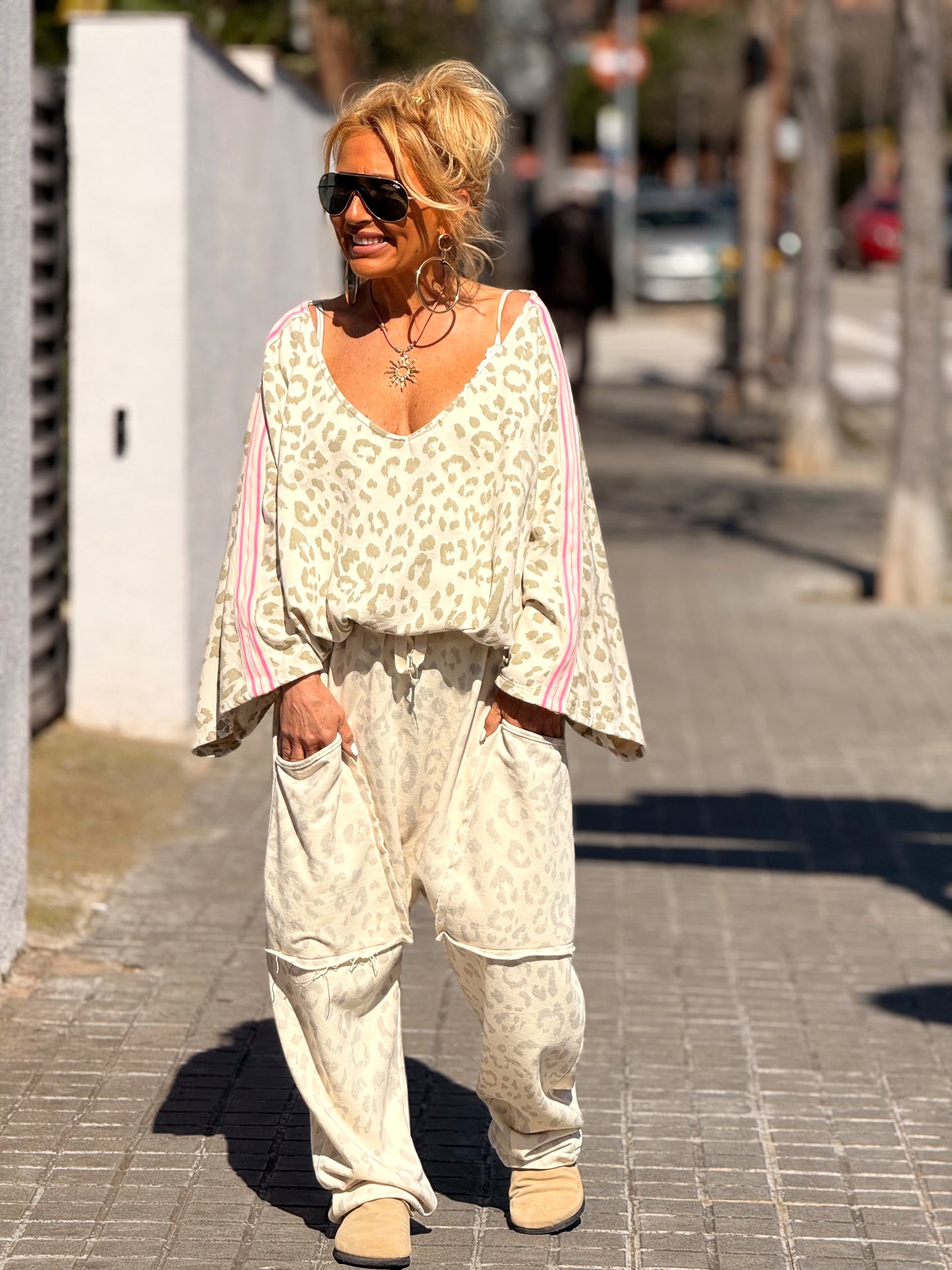 SUDADERA OVERSIZE CON LATERAL ROSA ANIMAL PRINT BEIGE