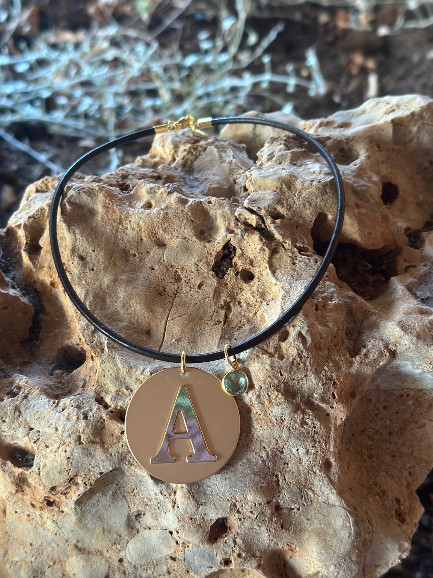 COLLAR CORTO CUERO MARRON CON LETRA GRANDE