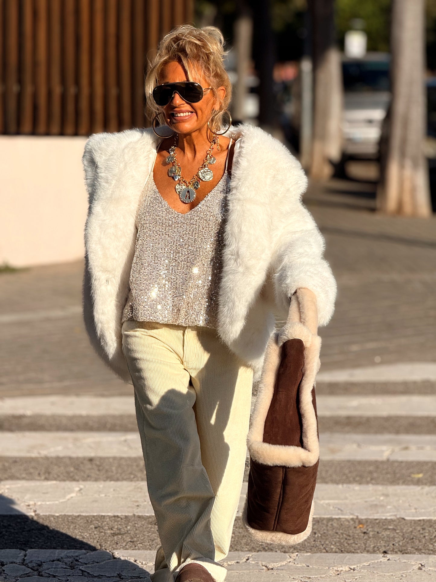 CHAQUETA CON CAPUCHA PELO SINTÉTICO MULTICOLOR