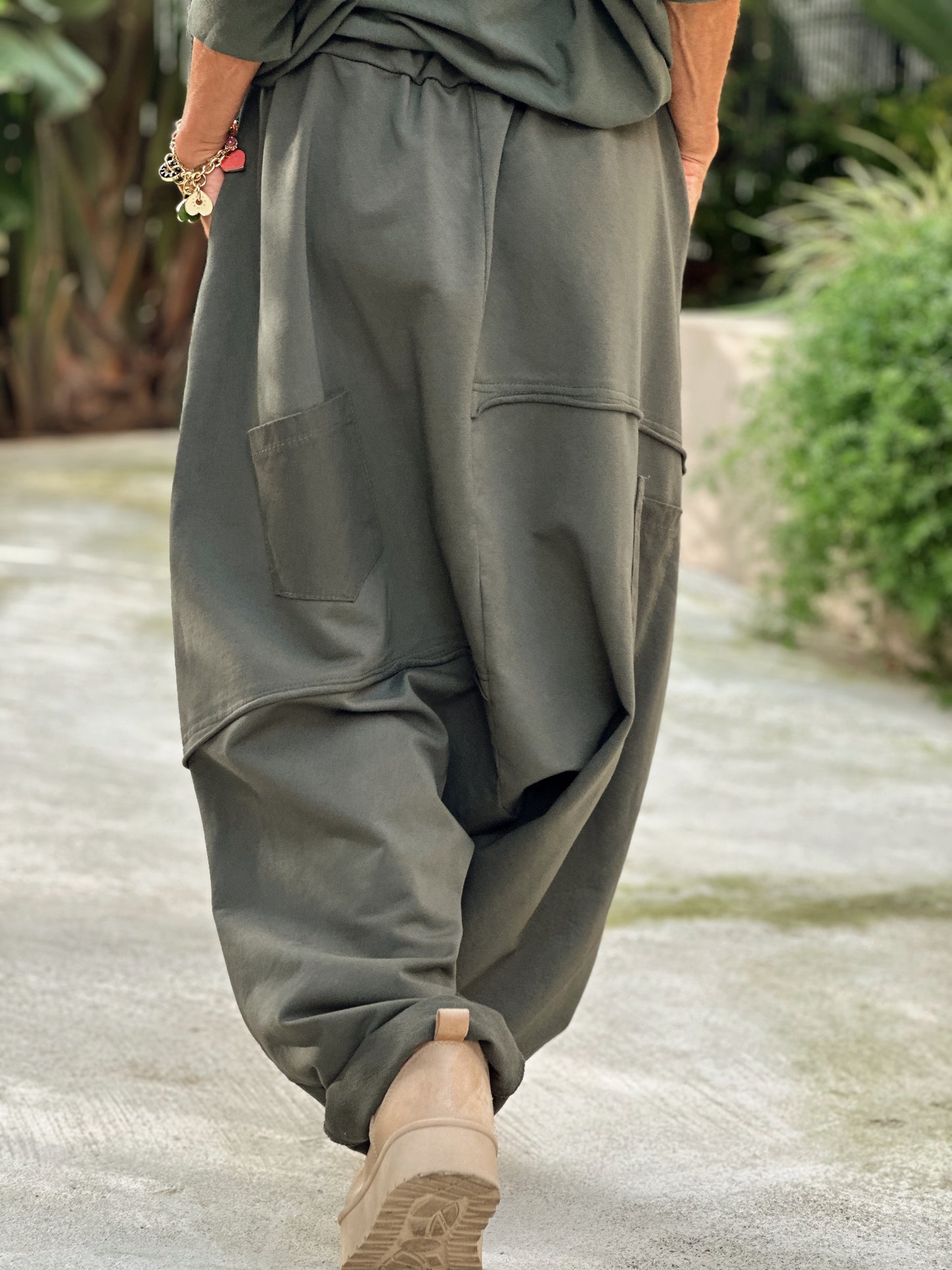 PANTALON OVERSIZE CON BOTONE COUTURE KAKI