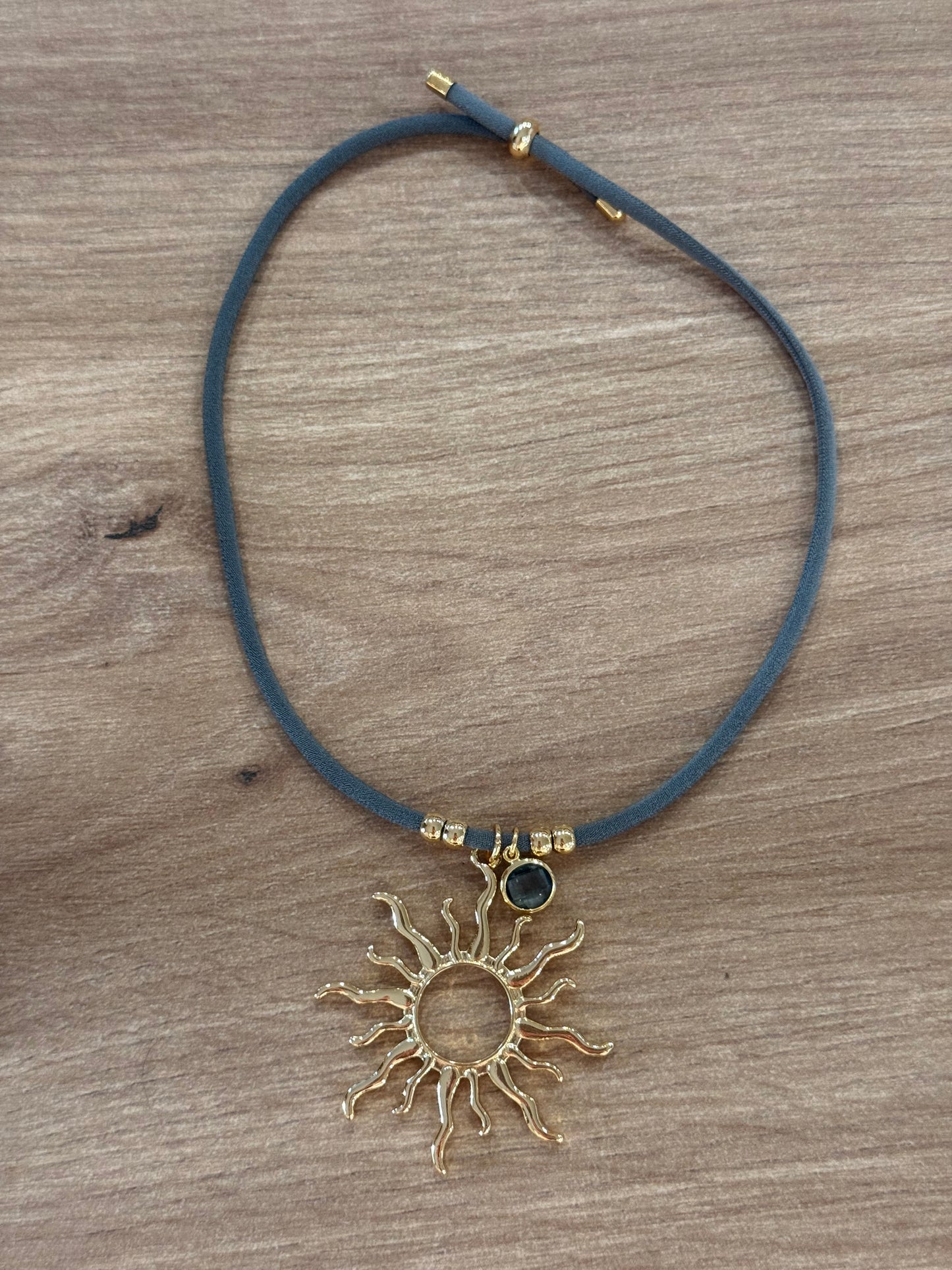 COLLAR SOL ☀️ CON BRILLANTE MULTICOLOR