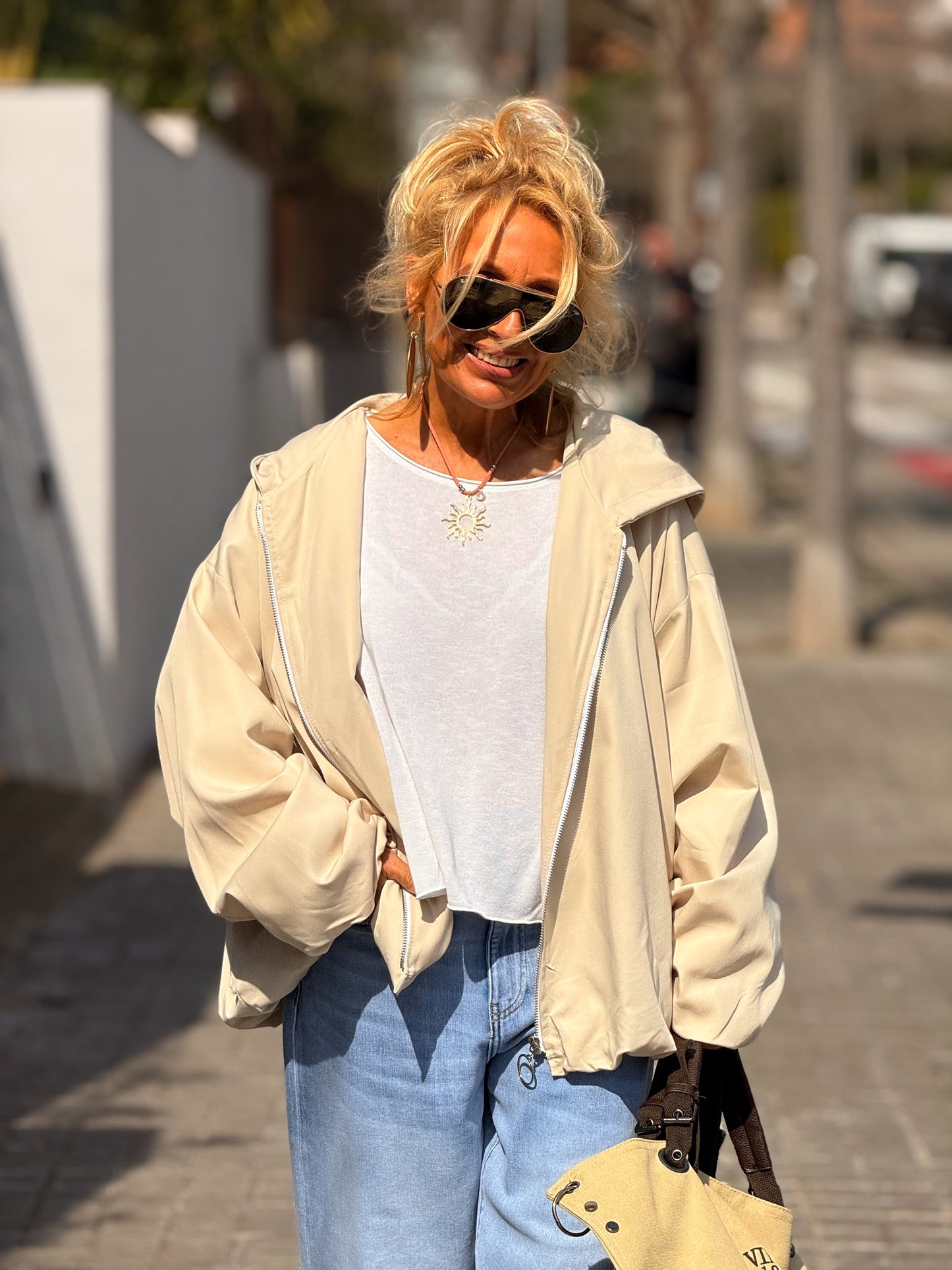 TRENCH OVERSIZE CON CAPUCHA MULTICOLOR