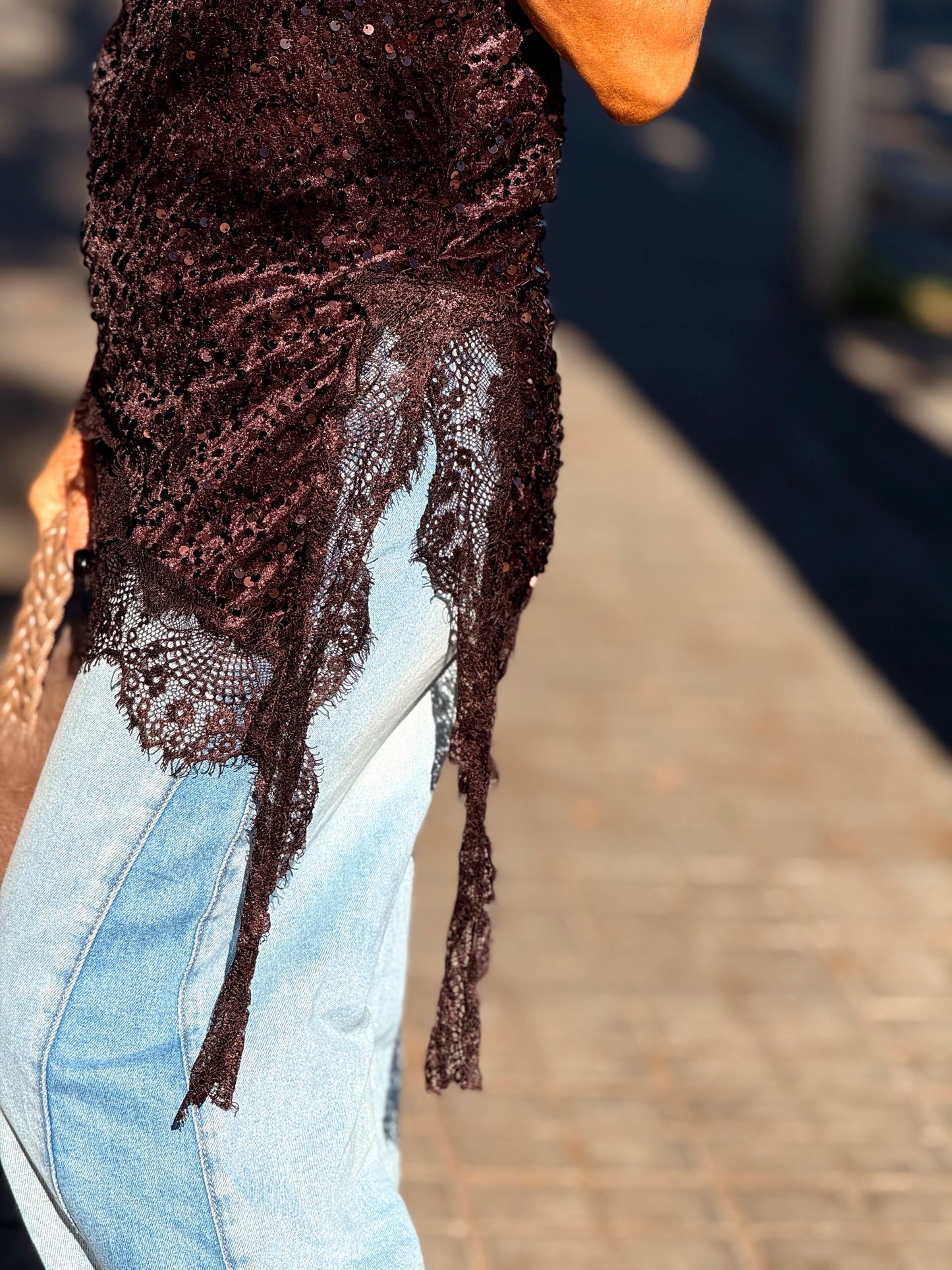 TOP LENTEJUELAS ASIMÉTRICA MARRÓN