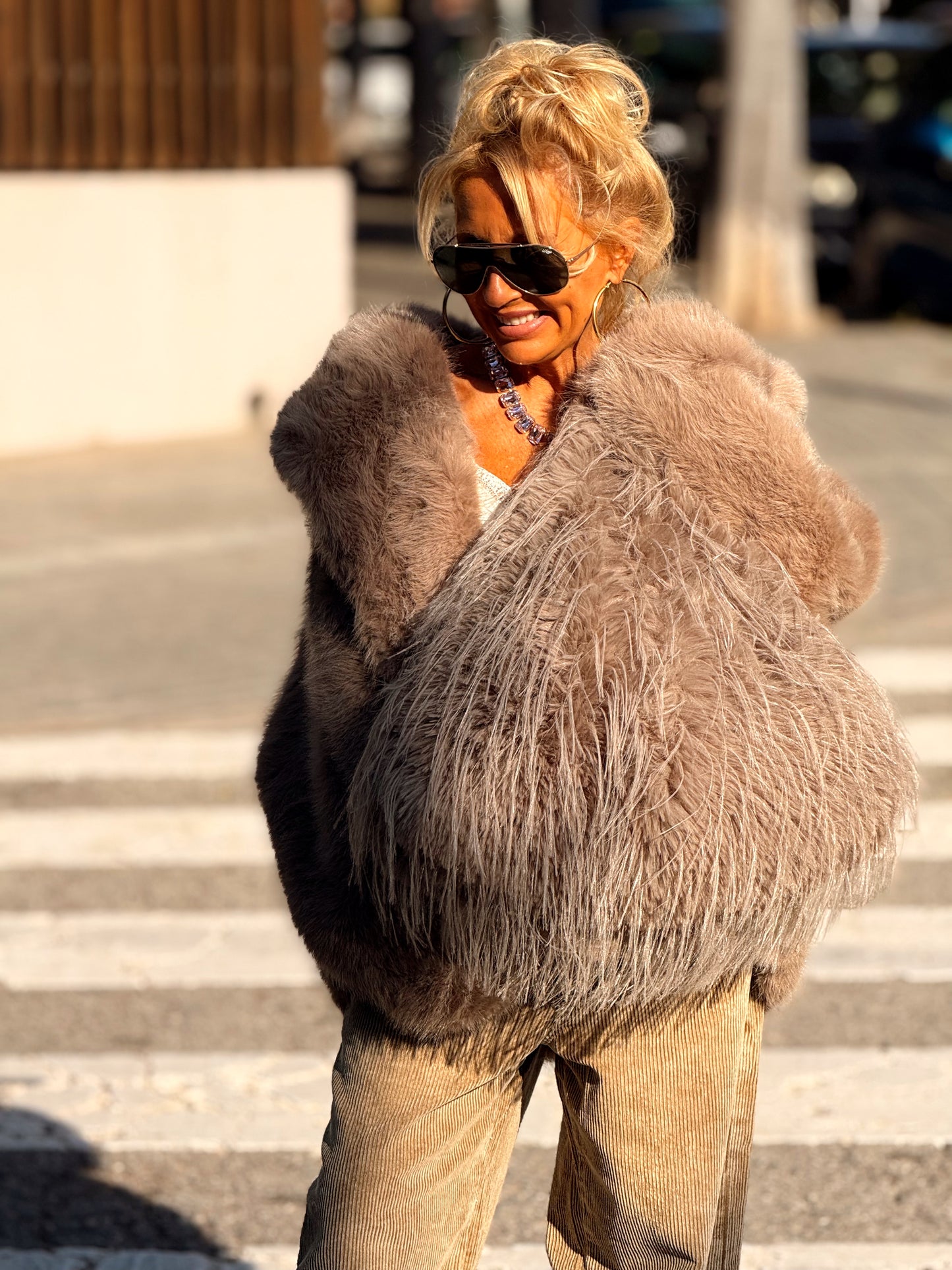 CHAQUETA CON CAPUCHA PELO SINTÉTICO MULTICOLOR