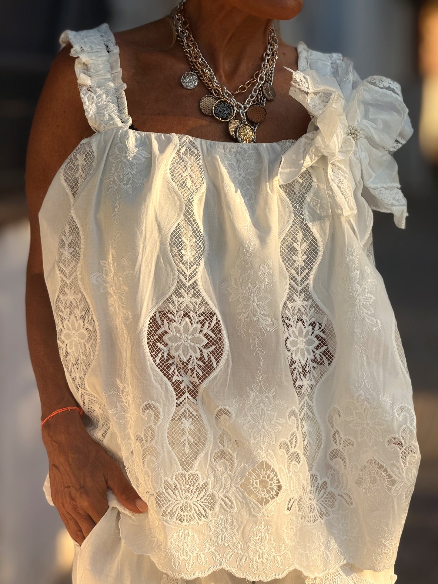 TOP LENCERO CON FLOR CHLOÉ BLANCO