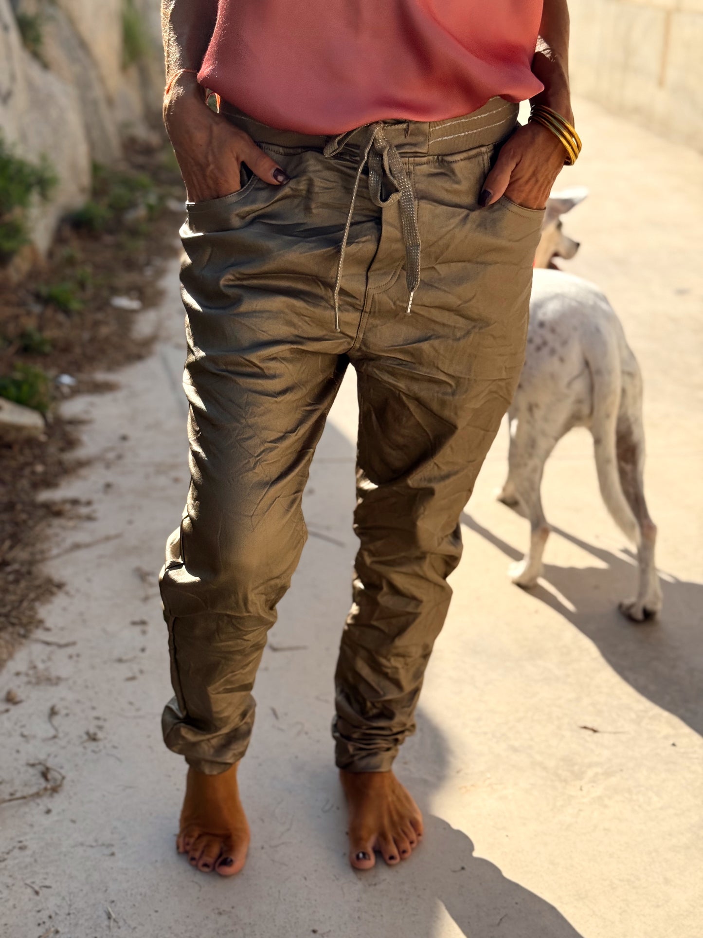 PANTALON CON GOMA ECOPIEL MULTICOLOR