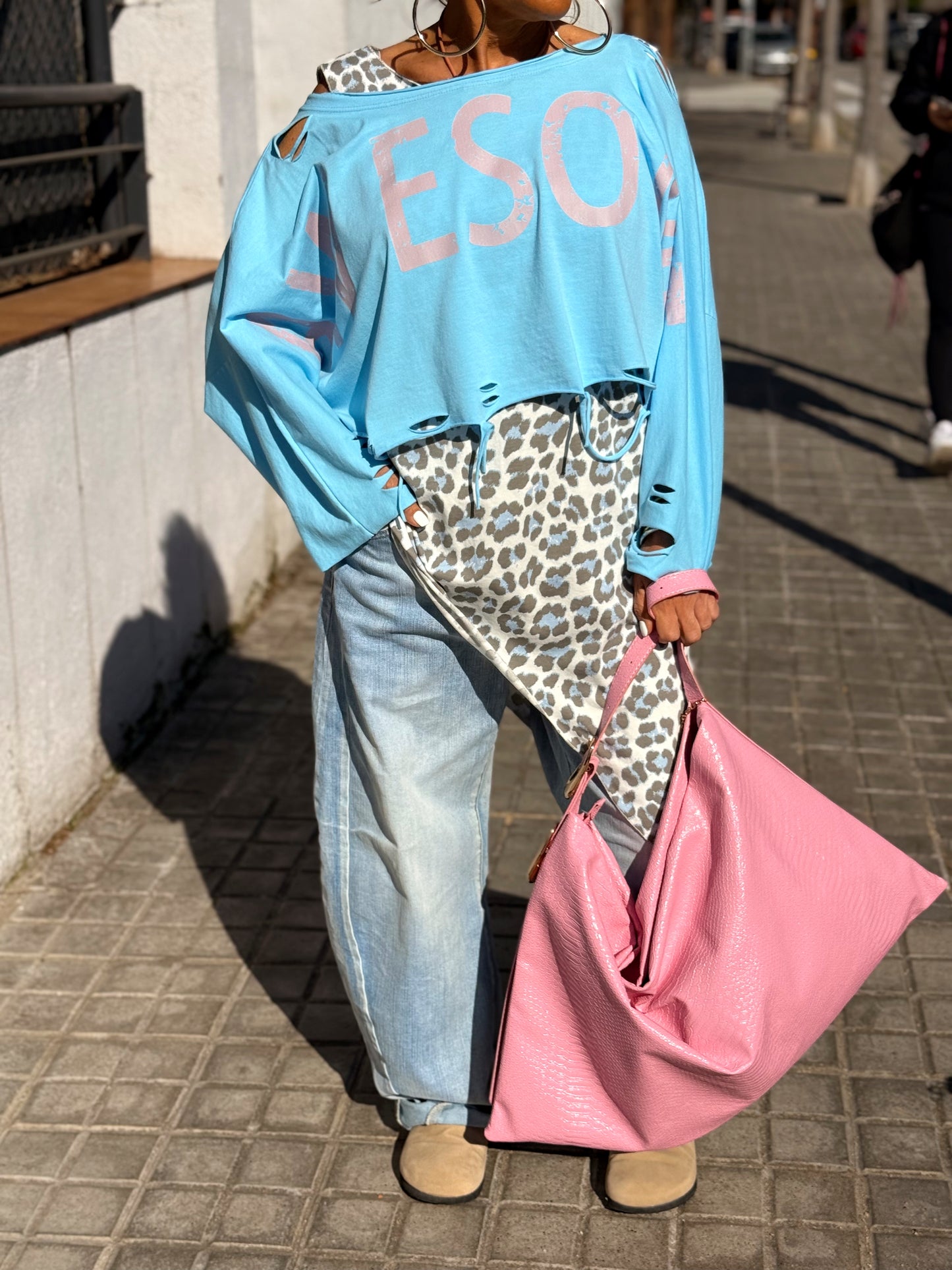 CAMISETA CORTA LETRAS CON AGUJEROS MULTICOLOR