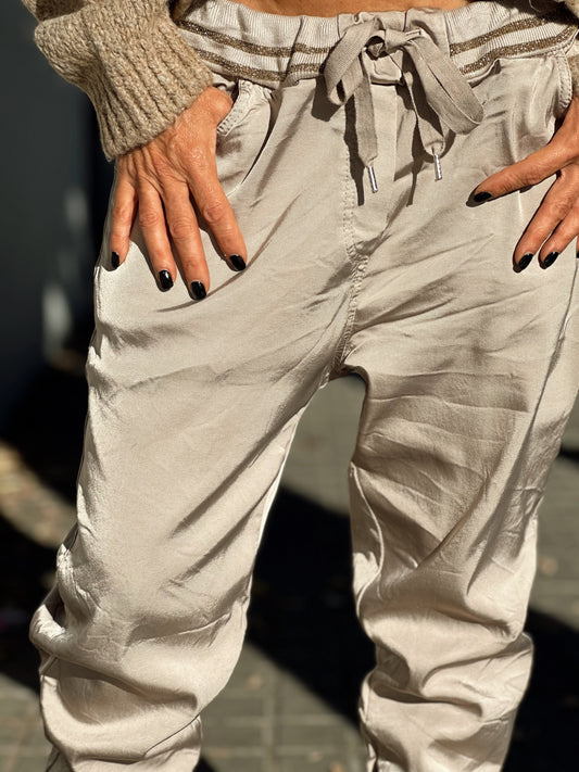 PANTALON CON CORDÓN DORADO SATINADO BEIGE