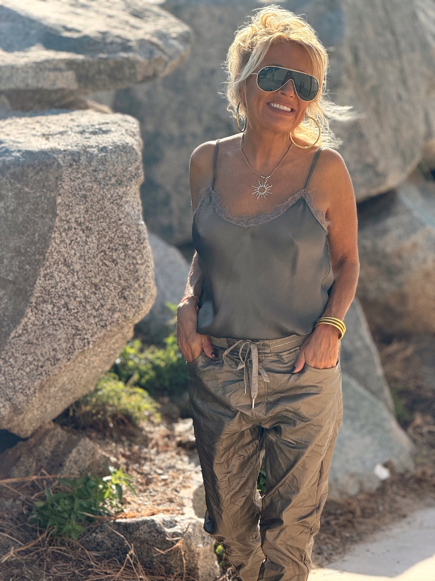 PANTALON CON GOMA ECOPIEL MULTICOLOR