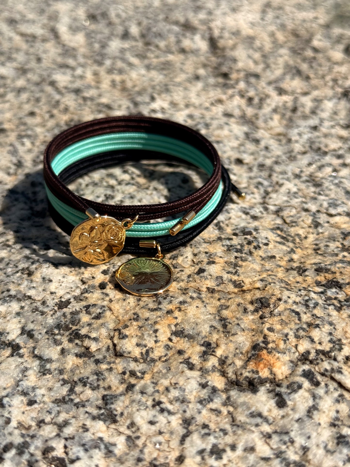 CORDON PULSERA- COLLAR MAGNÉTICO CON MEDALLA MULTICOLOR