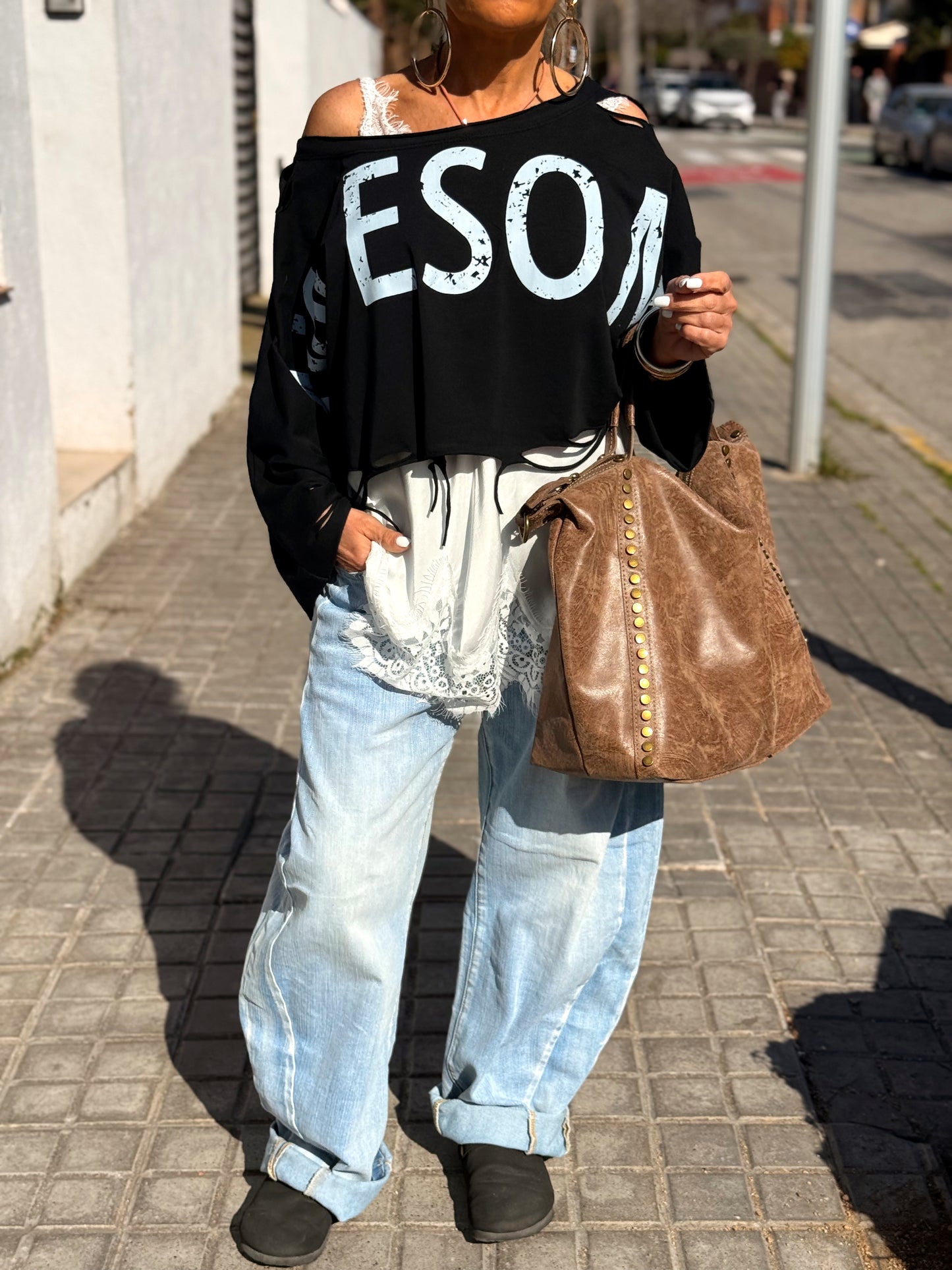 CAMISETA CORTA LETRAS CON AGUJEROS MULTICOLOR