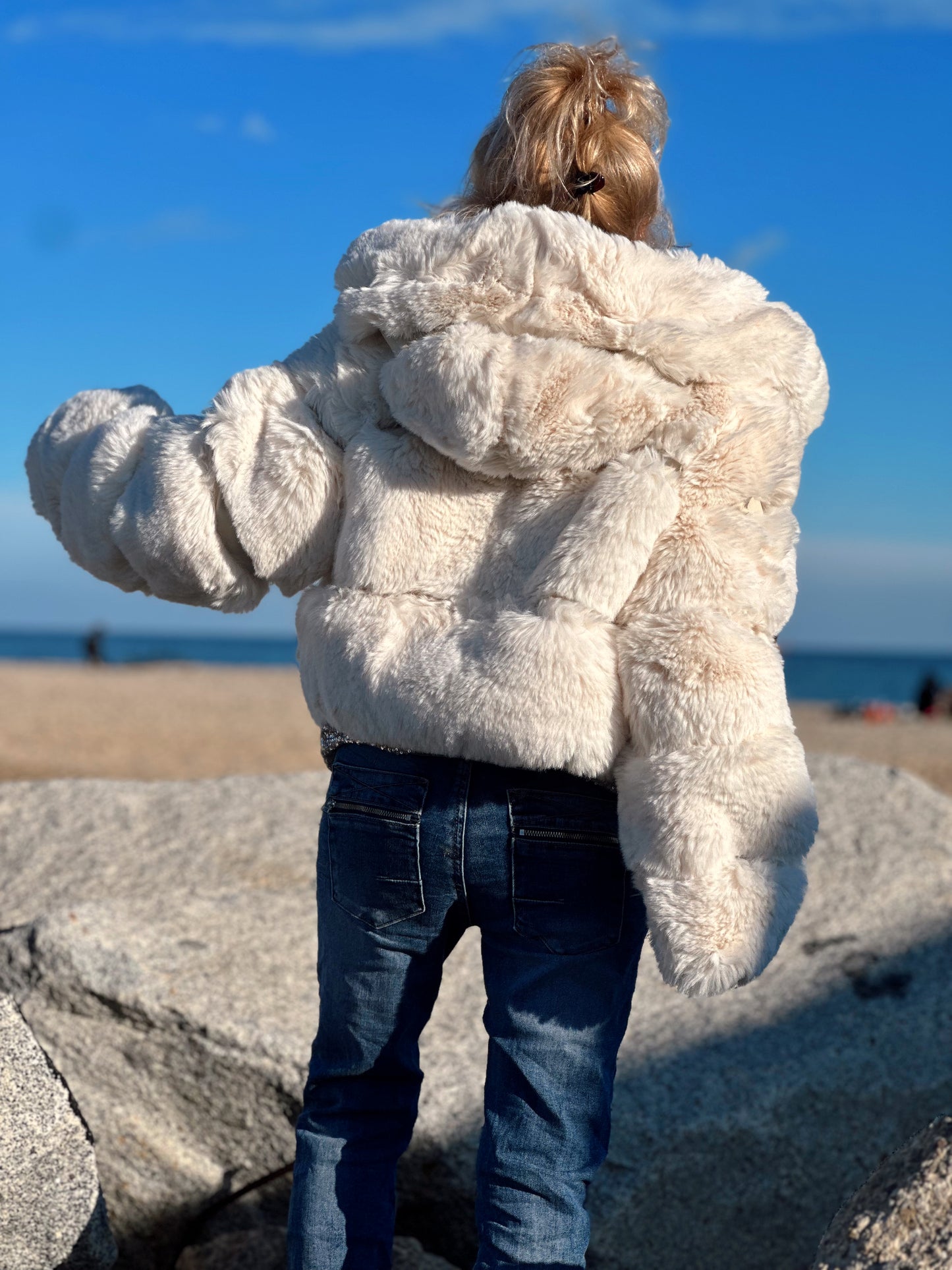 CHAQUETA CORTA PELO SINTÉTICO CON CAPUCHA CRUDO