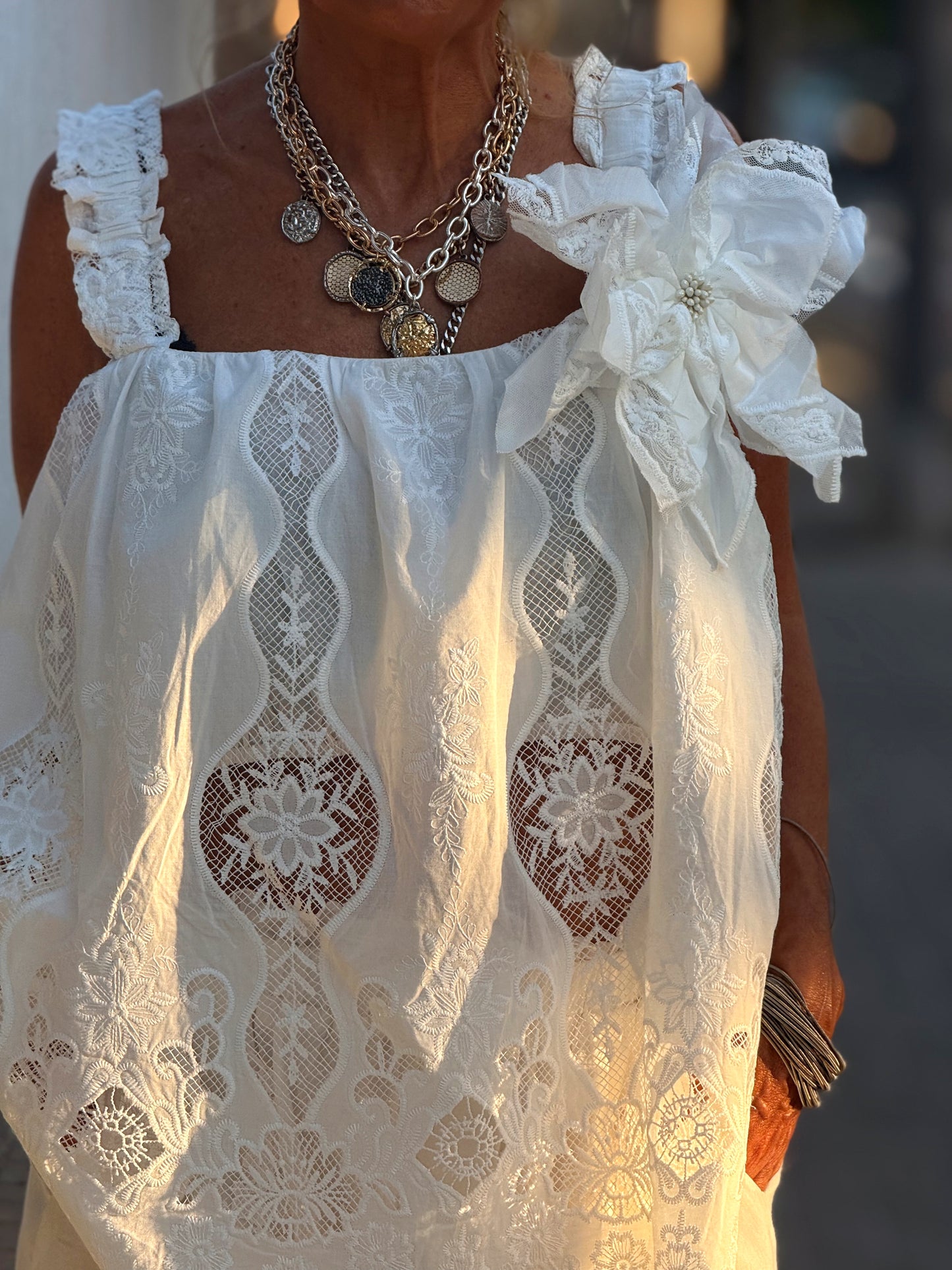 TOP LENCERO CON FLOR CHLOÉ BLANCO