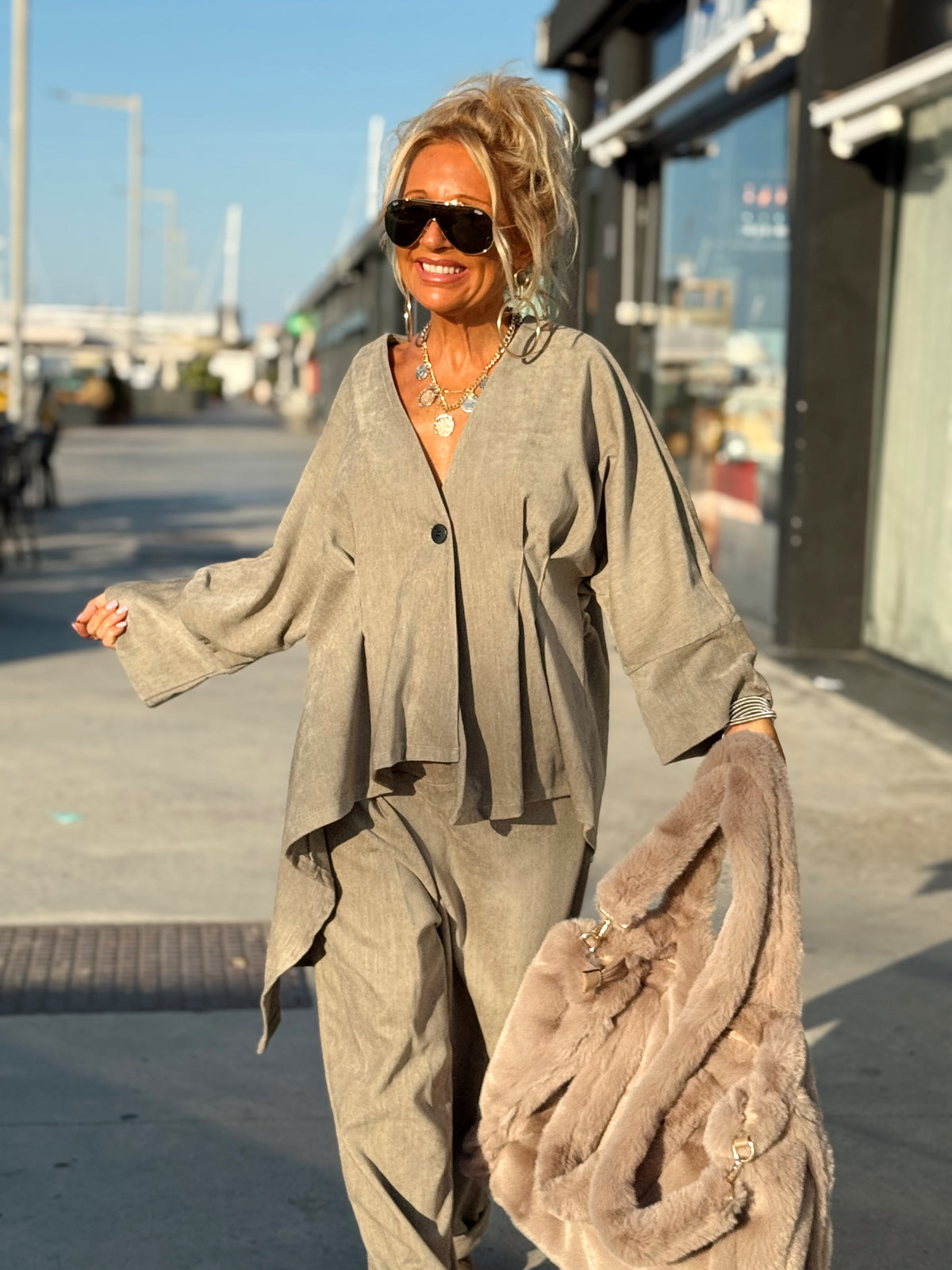 CONJUNTO CHAQUETA ASIMÉTRICA- PANTALON TERCIOPELO TOPO