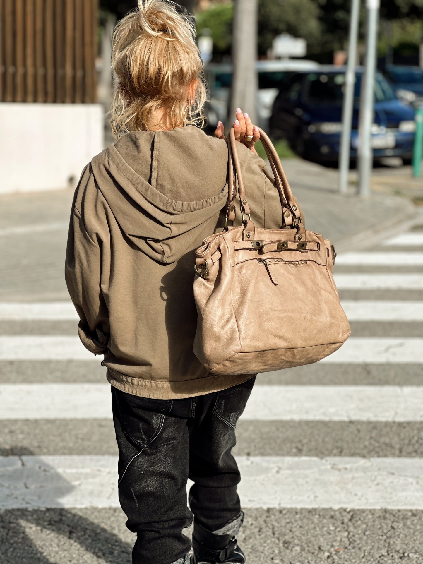 CAZADORA TERCIOPELO CON CAPUCHA CAMEL