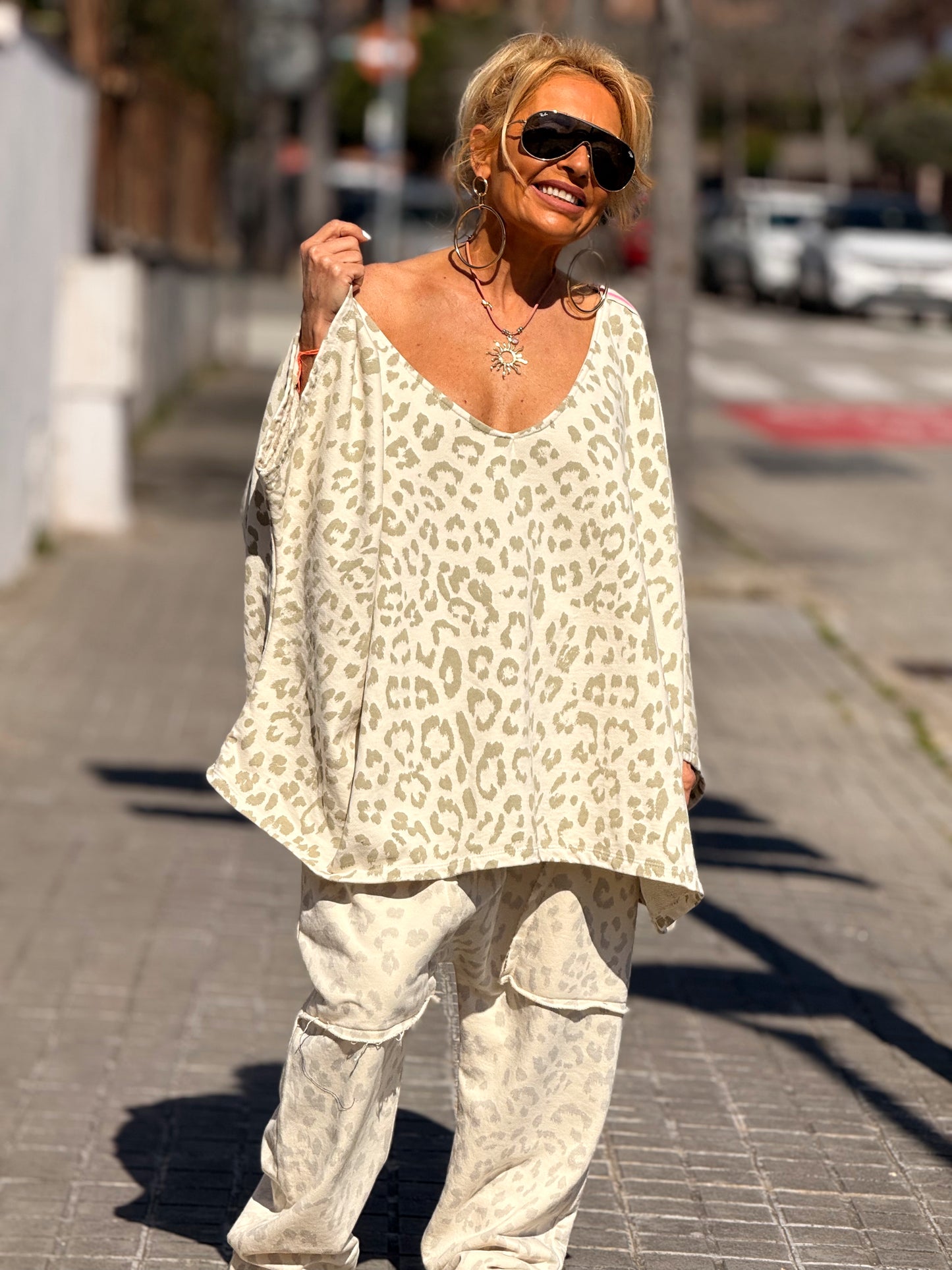 SUDADERA OVERSIZE CON LATERAL ROSA ANIMAL PRINT BEIGE