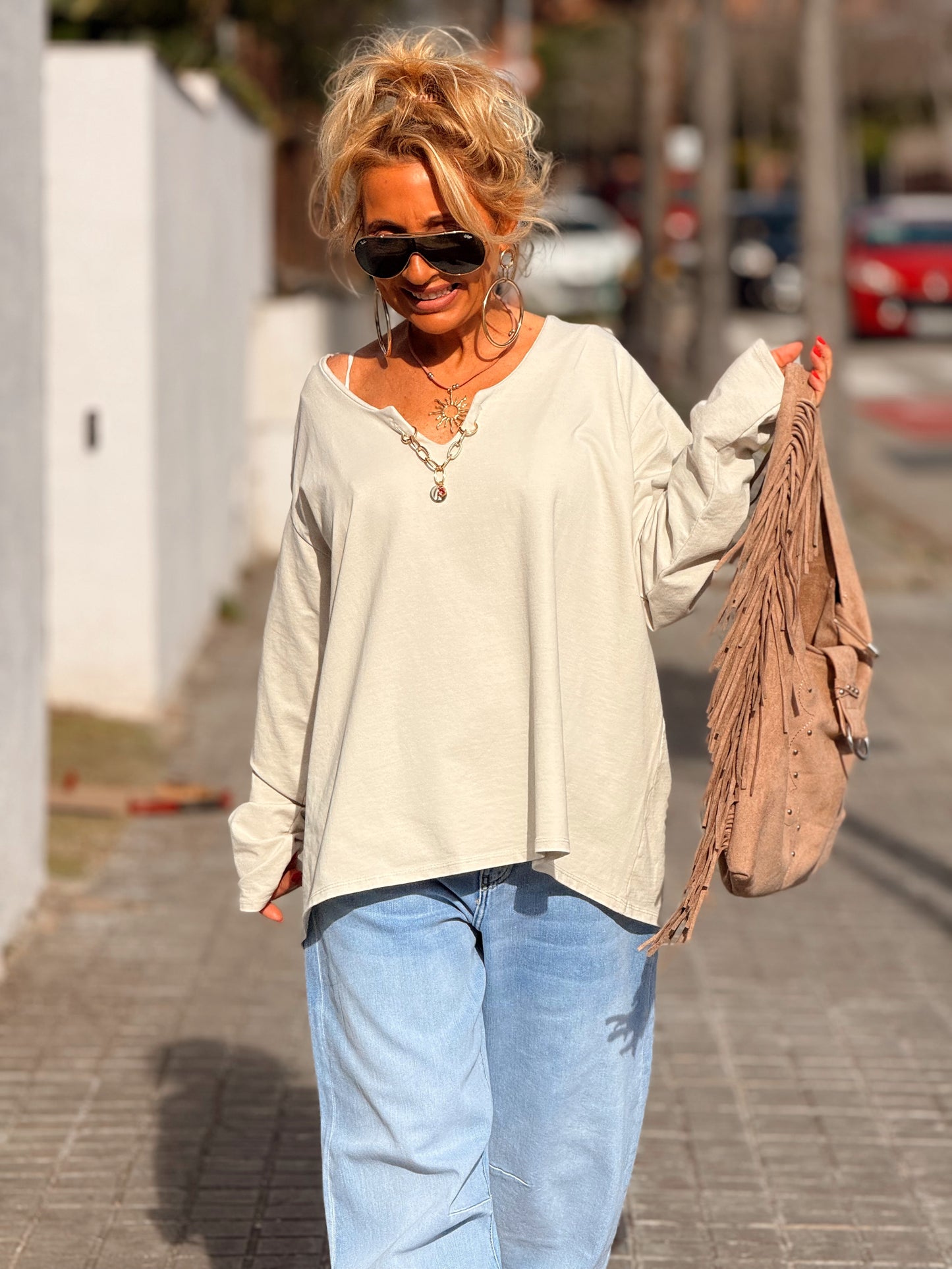 SUDADERA OVERSIZE CON CADENA LETRA CON BRILLANTE BRIGITTE MULTICOLOR