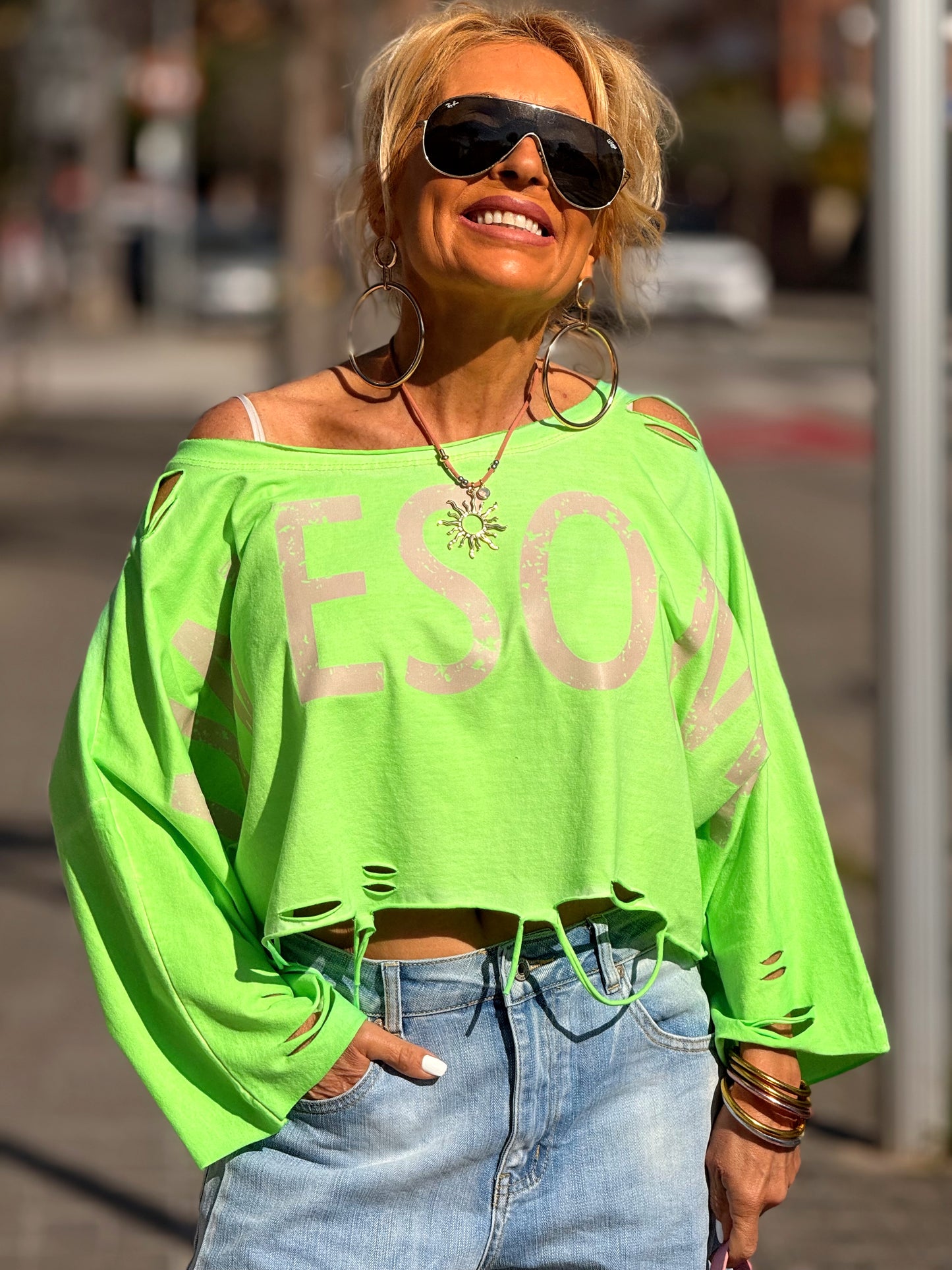 CAMISETA CORTA LETRAS CON AGUJEROS MULTICOLOR